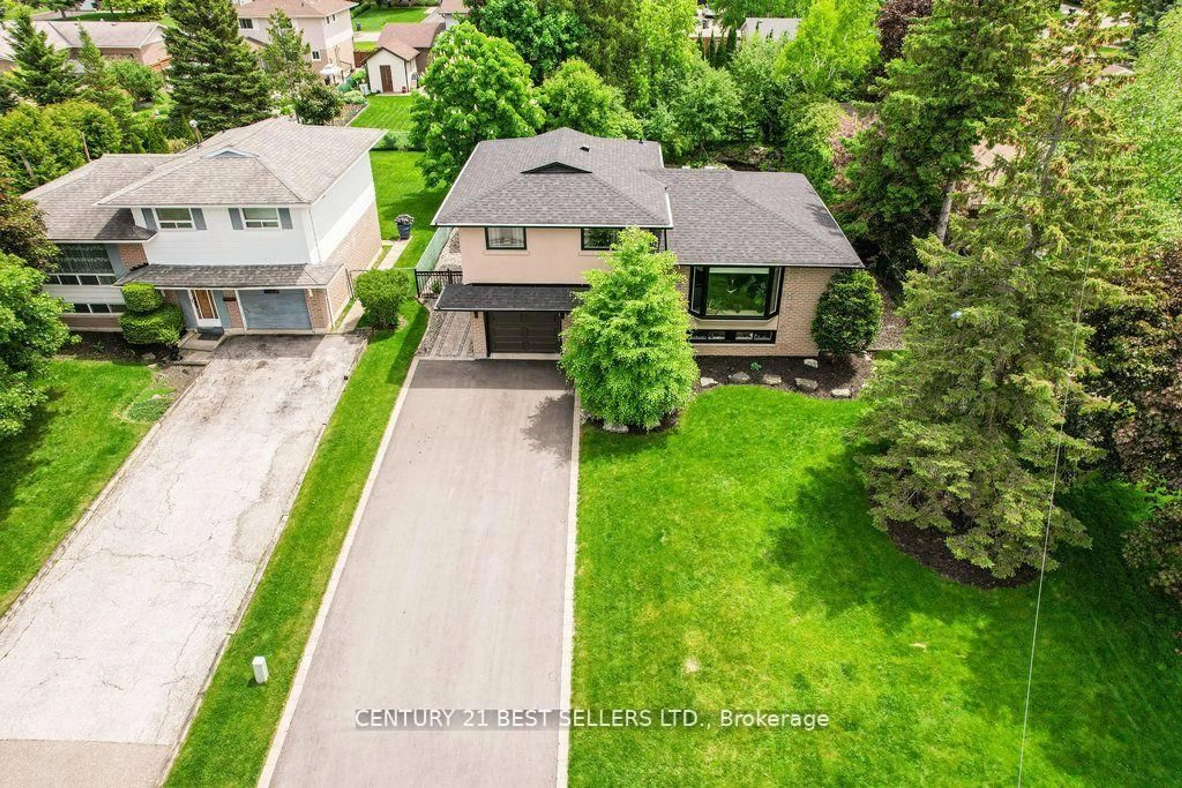 A pic from outside/outdoor area/front of a property/back of a property/a pic from drone, street for 126 Mellow Cres, Caledon Ontario L7E 1Z2