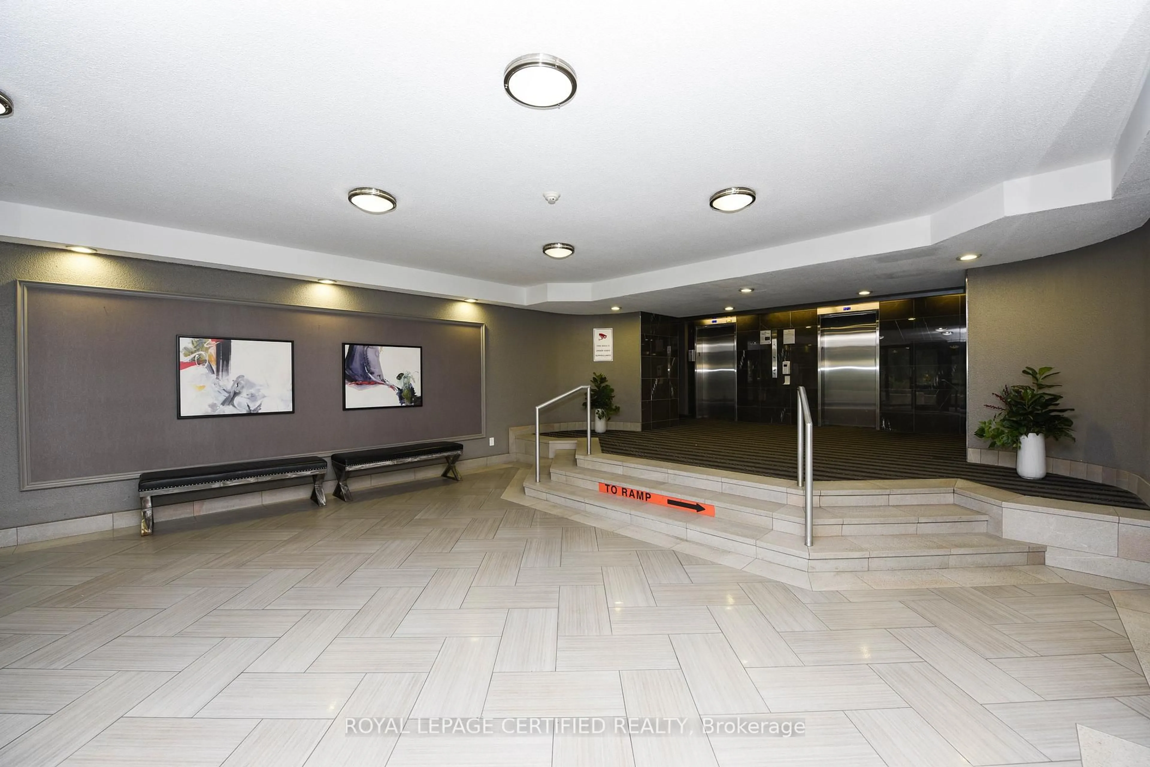 Indoor foyer for 8 Lisa St #2807, Brampton Ontario L6T 4S6