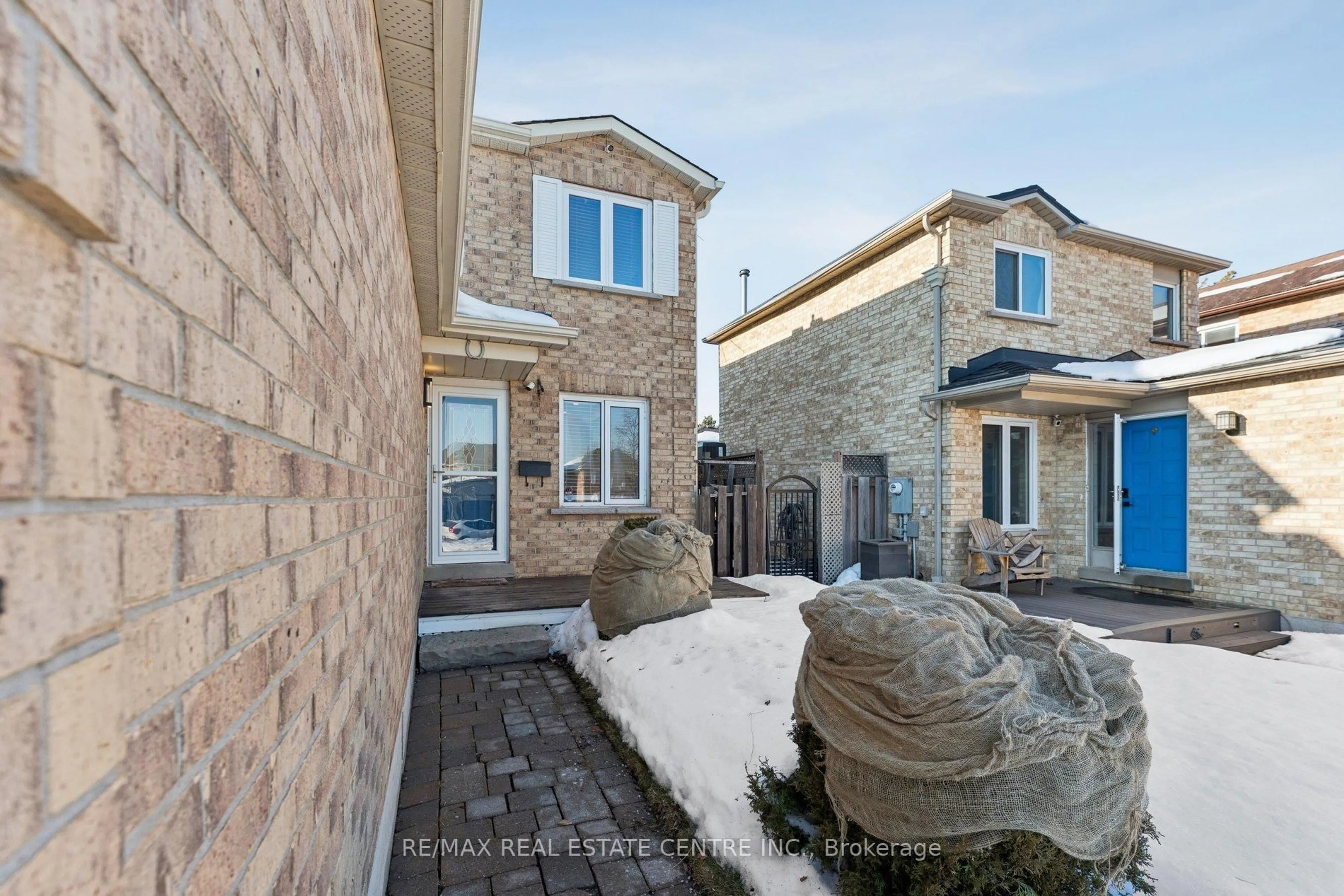 A pic from outside/outdoor area/front of a property/back of a property/a pic from drone, street for 14 Glenmanor Dr, Brampton Ontario L6Z 3Z4