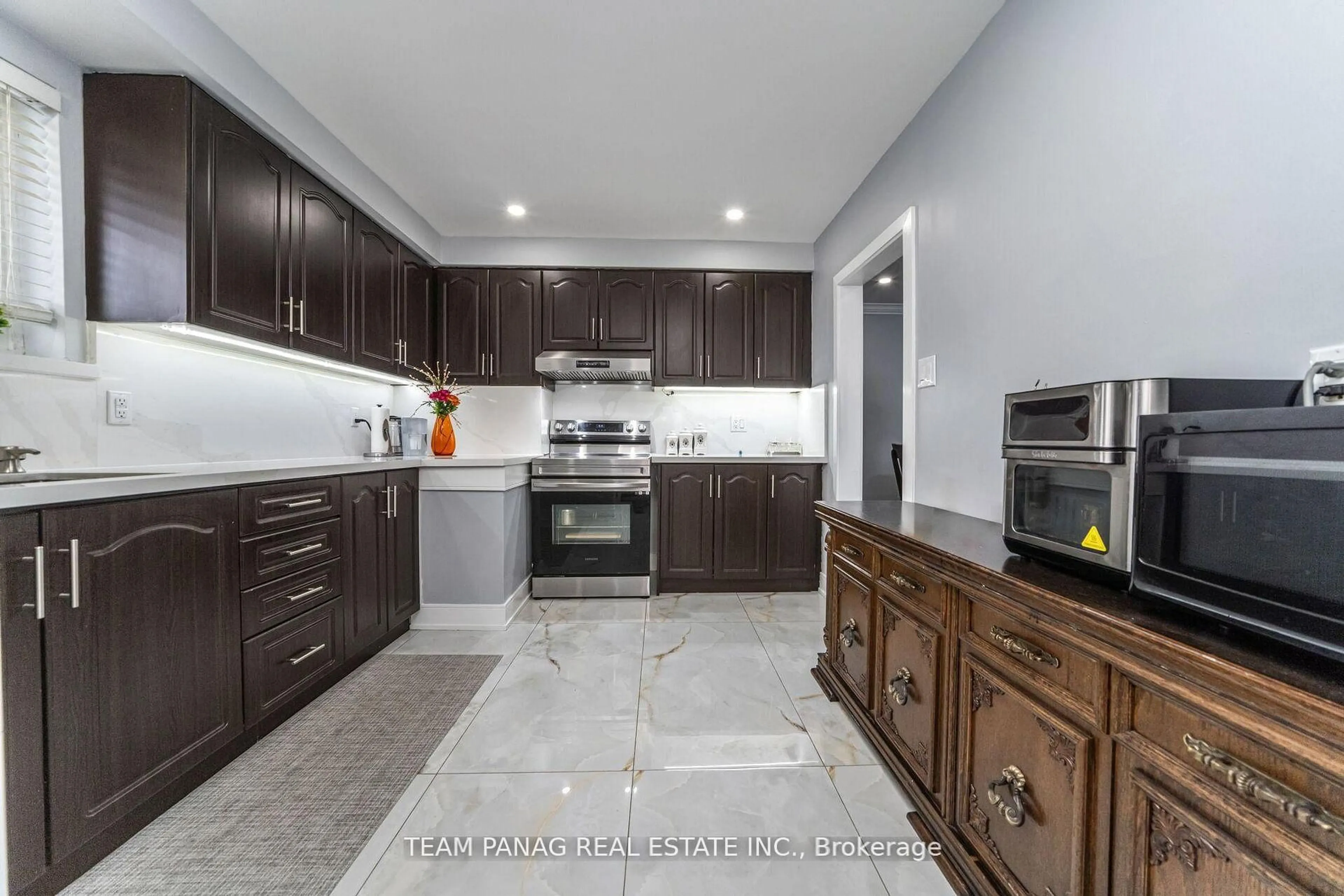 Unknown for 8 Benton St, Brampton Ontario L6W 3B9