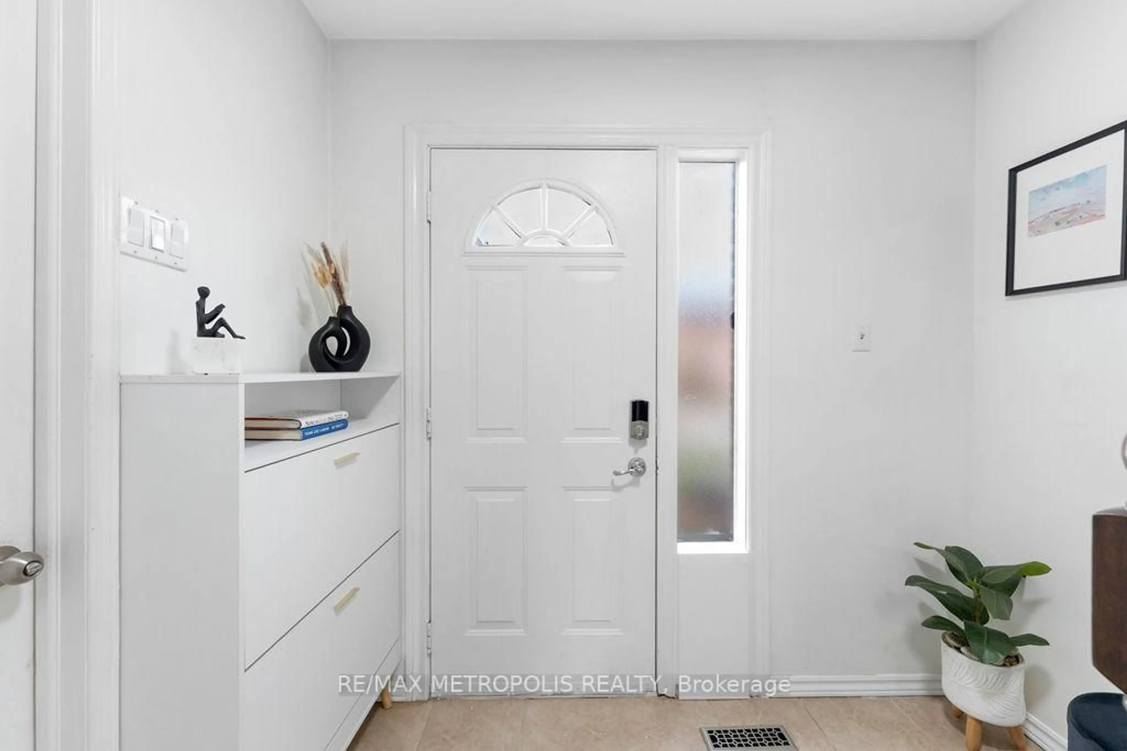 Indoor entryway for 295 Fleetwood Cres, Brampton Ontario L6T 2E7