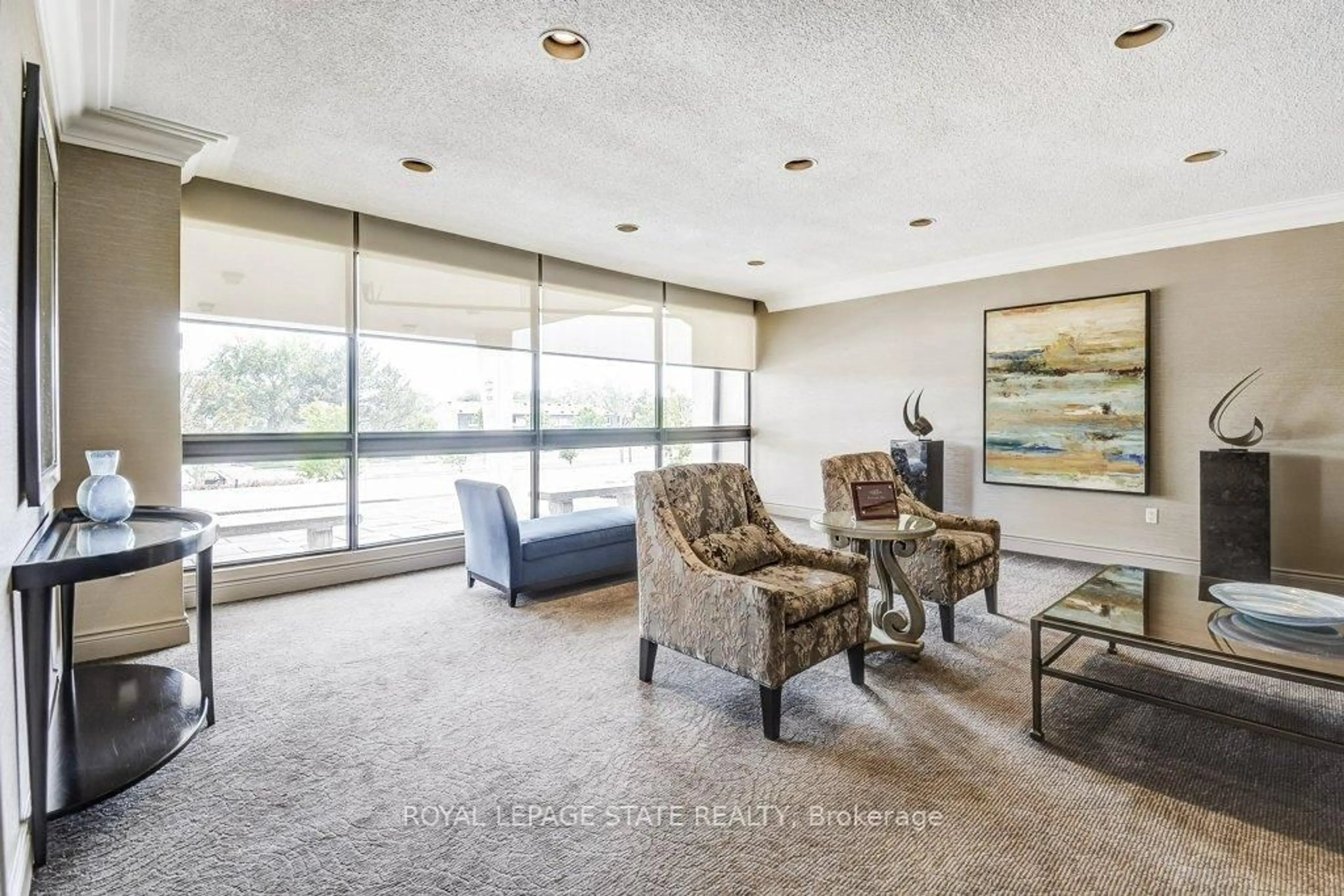 Indoor foyer for 2055 Upper Middle Rd #205, Burlington Ontario L7P 3P4