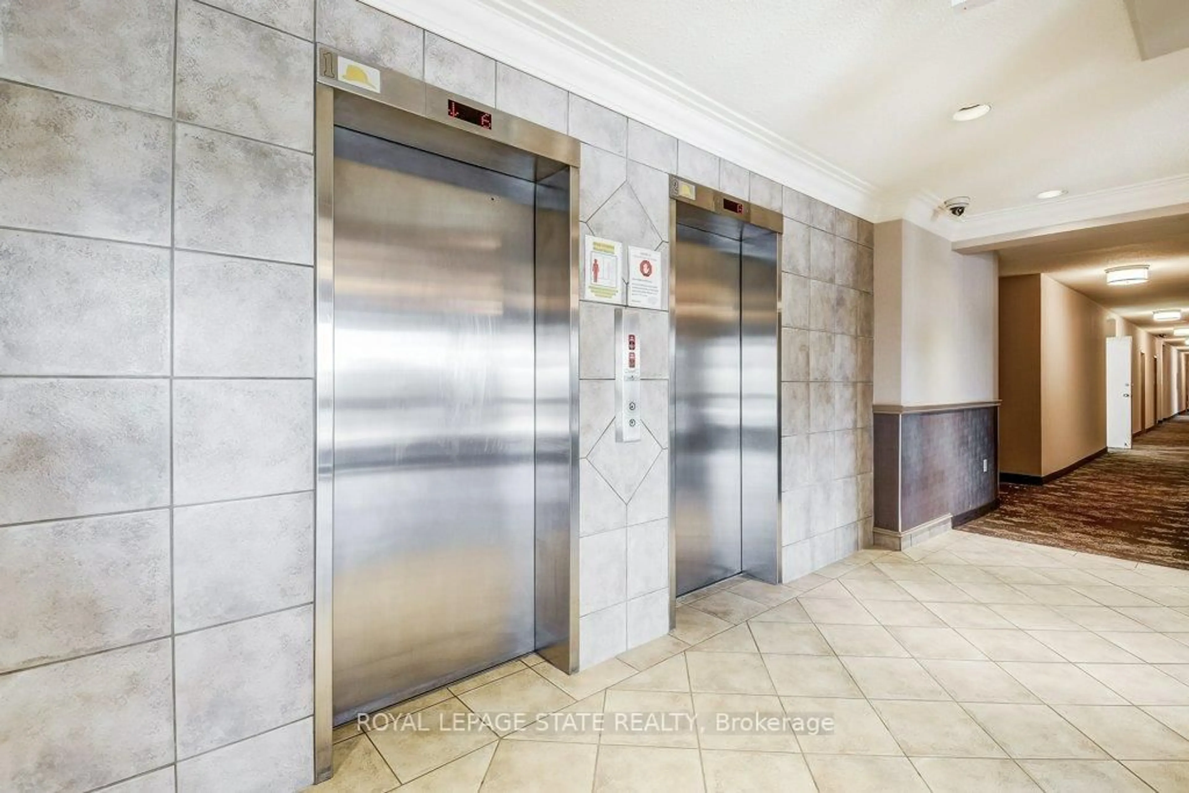 Indoor foyer for 2055 Upper Middle Rd #205, Burlington Ontario L7P 3P4