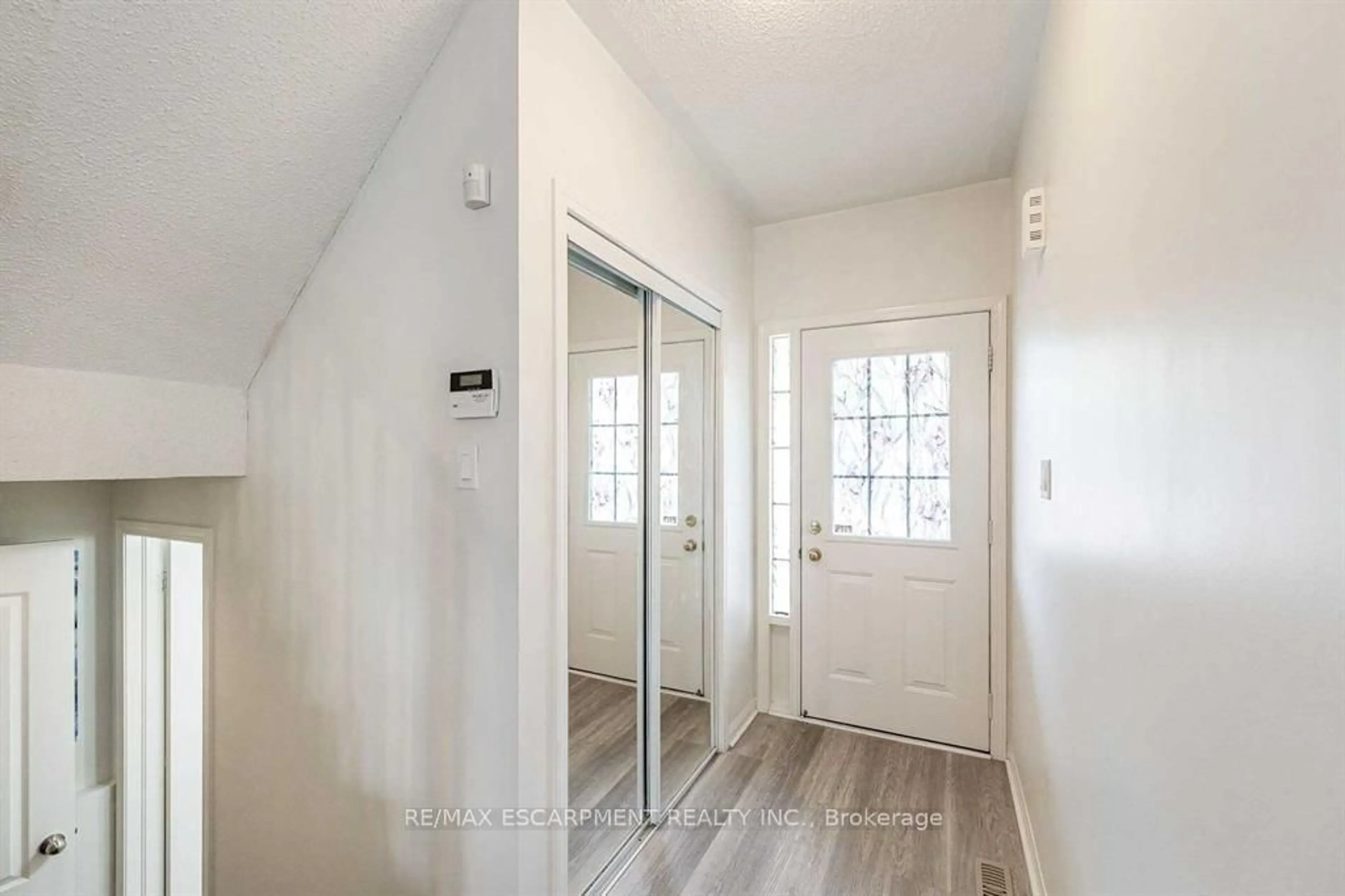 Indoor entryway for 803 Mckay Cres, Milton Ontario L9T 6L1