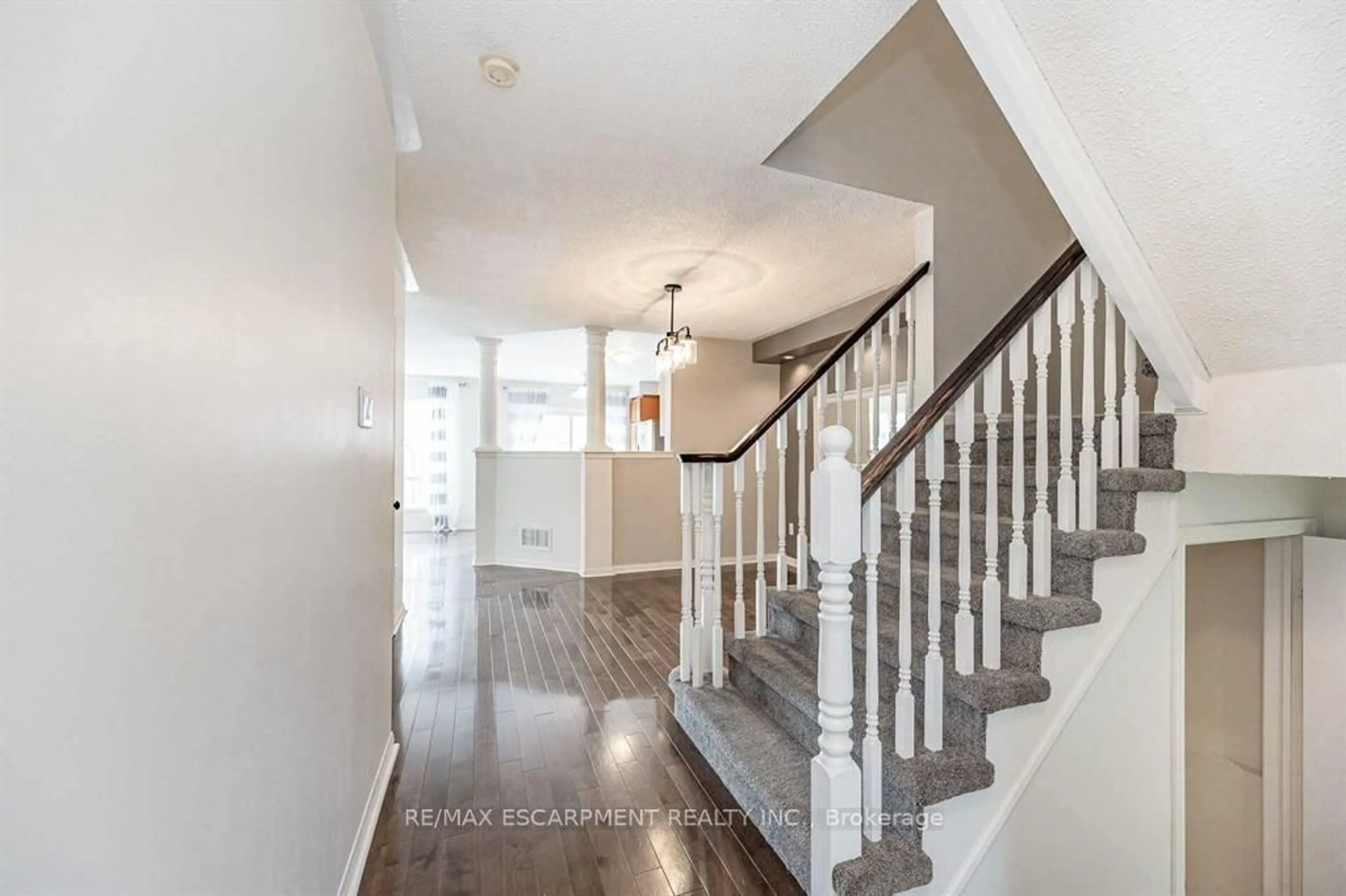 Indoor entryway for 803 Mckay Cres, Milton Ontario L9T 6L1