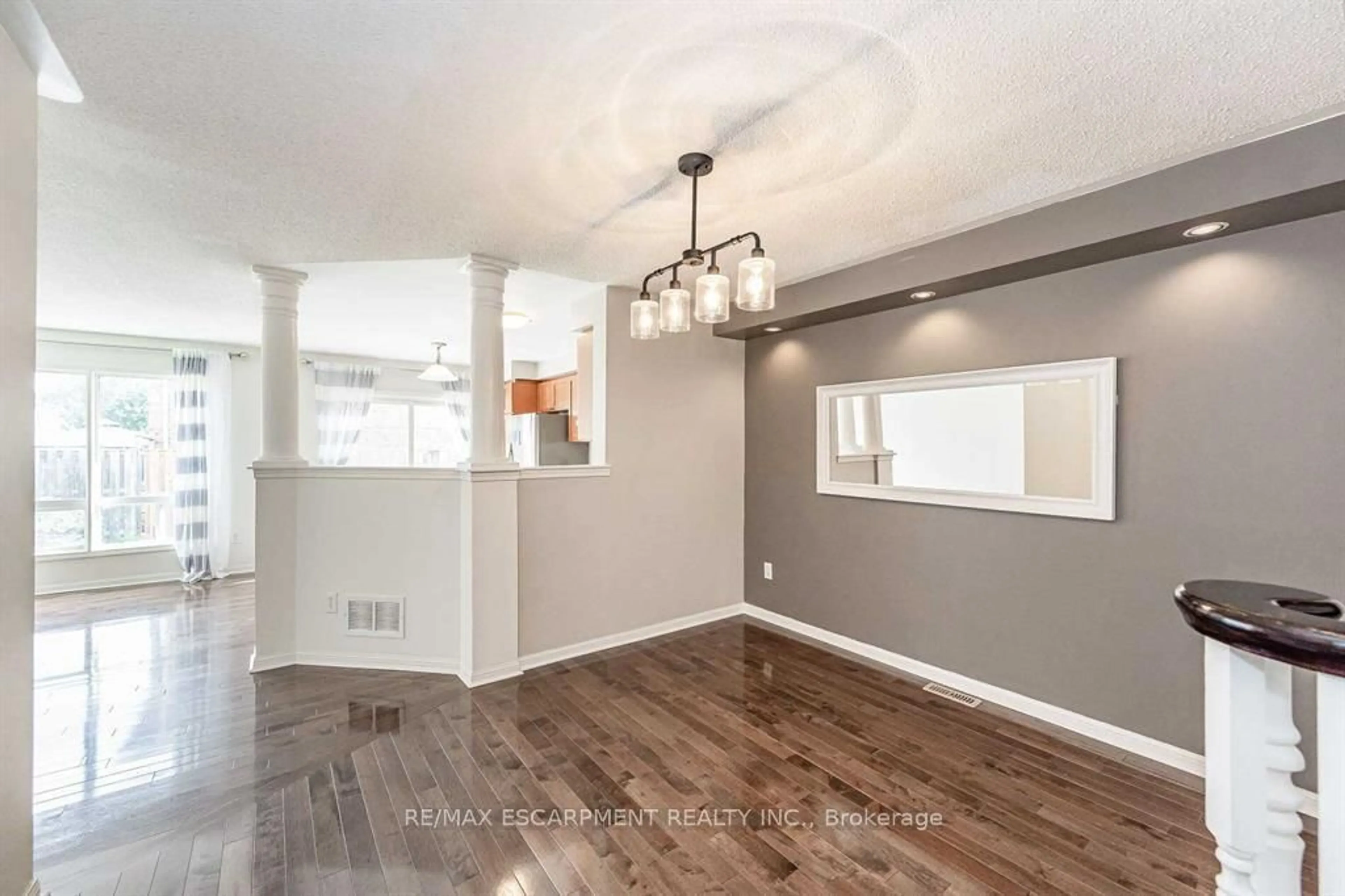 Open concept kitchen, wood/laminate floor for 803 Mckay Cres, Milton Ontario L9T 6L1