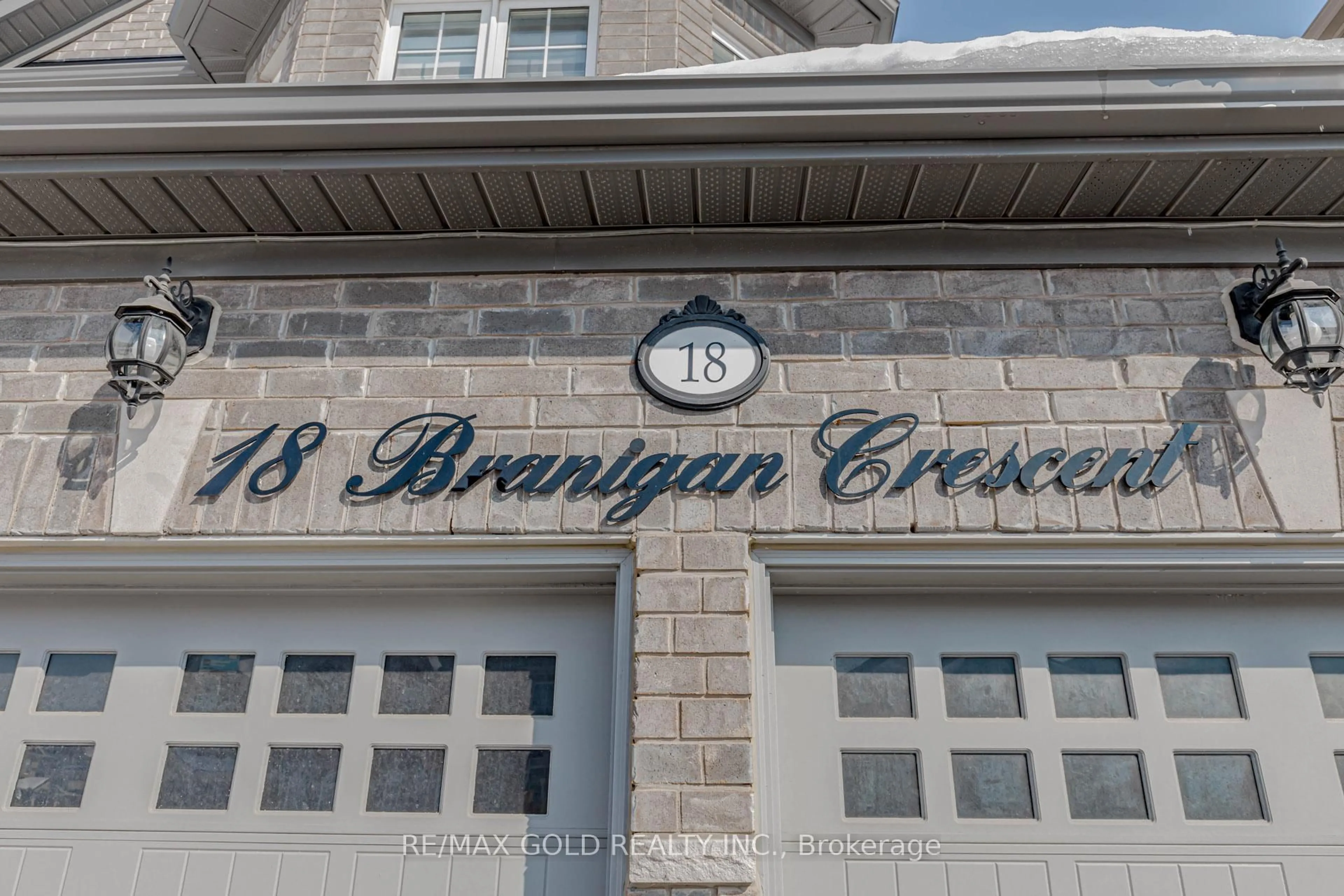 Indoor foyer for 18 Branigan Cres, Halton Hills Ontario L7G 0N2