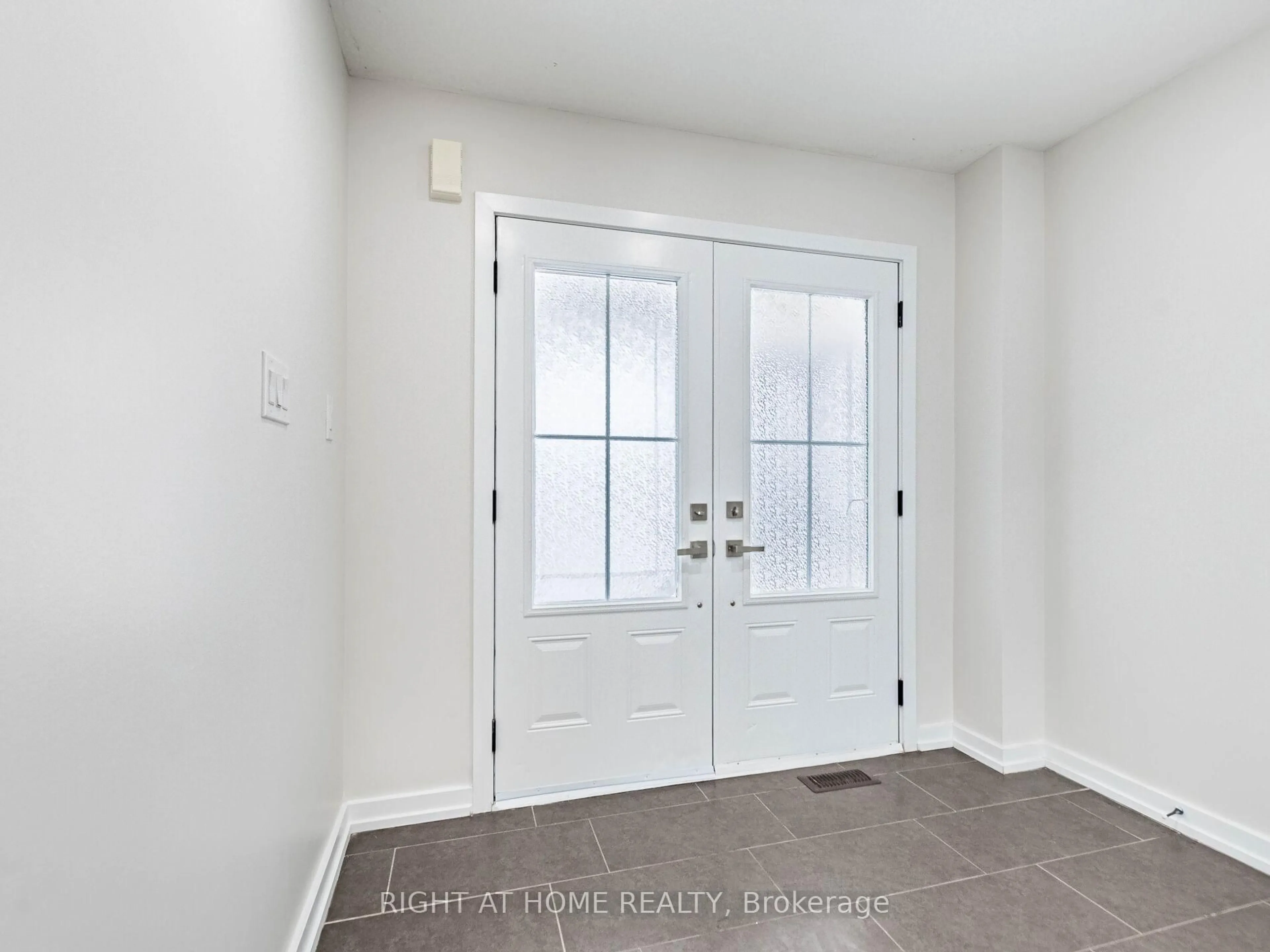 Indoor entryway for 16 Edsel Rd, Brampton Ontario L7A 4K6
