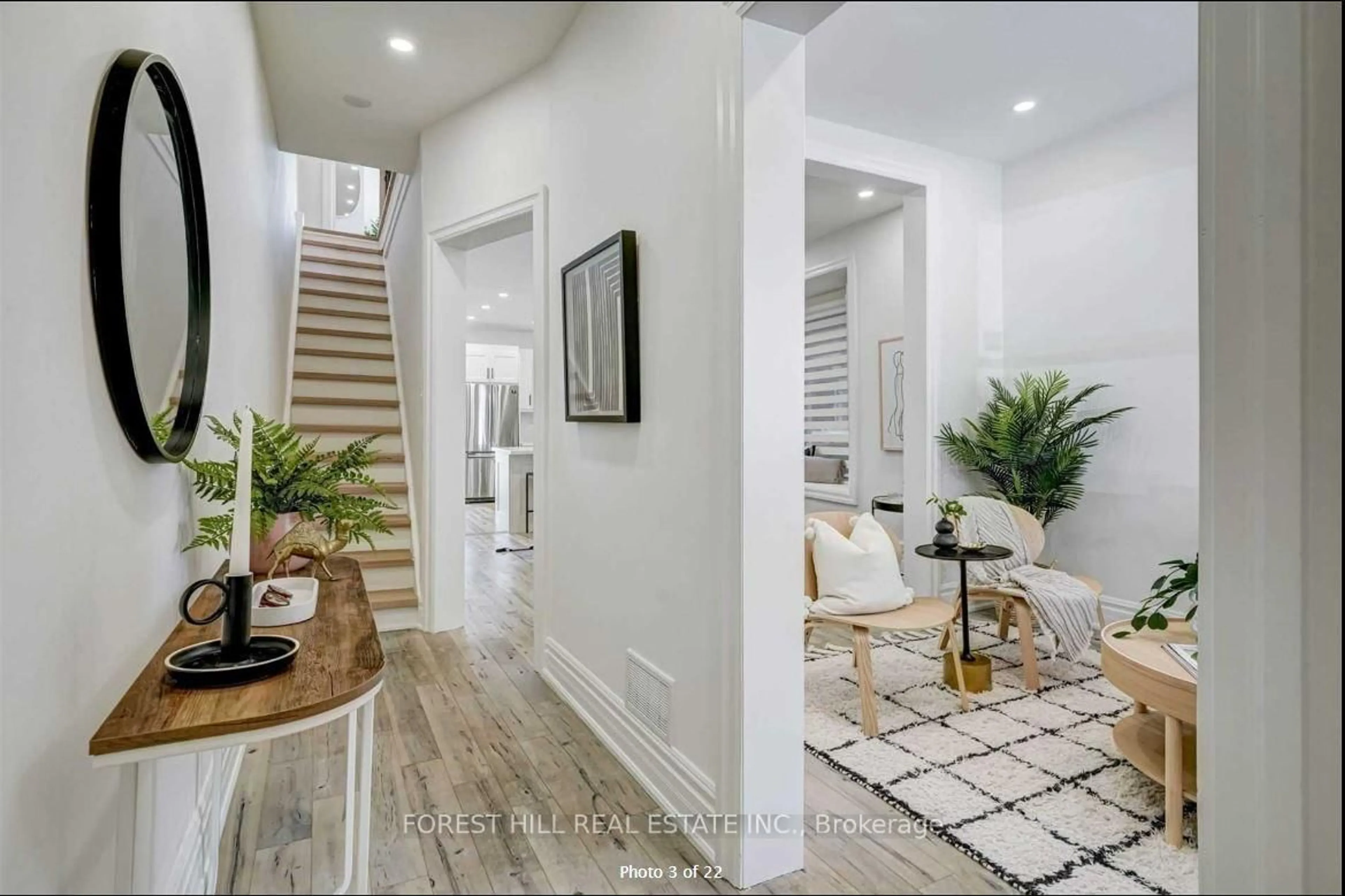 Indoor entryway for 1297 Davenport Rd, Toronto Ontario M6H 2H3