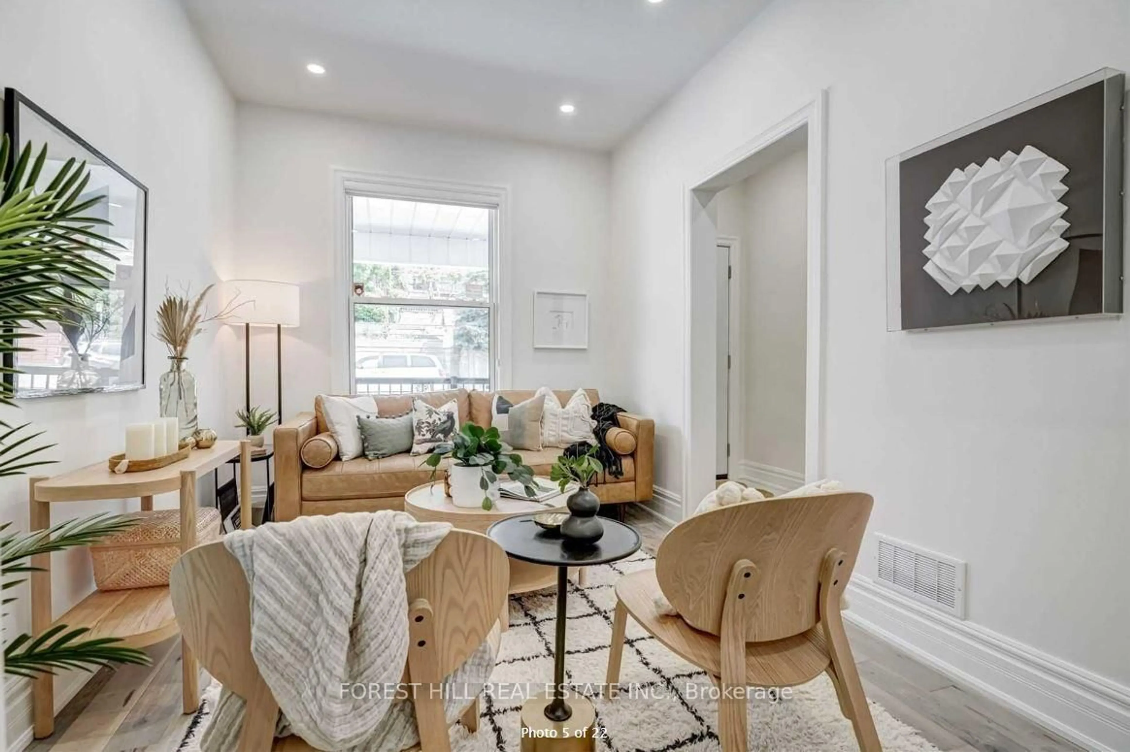 Living room with furniture, unknown for 1297 Davenport Rd, Toronto Ontario M6H 2H3