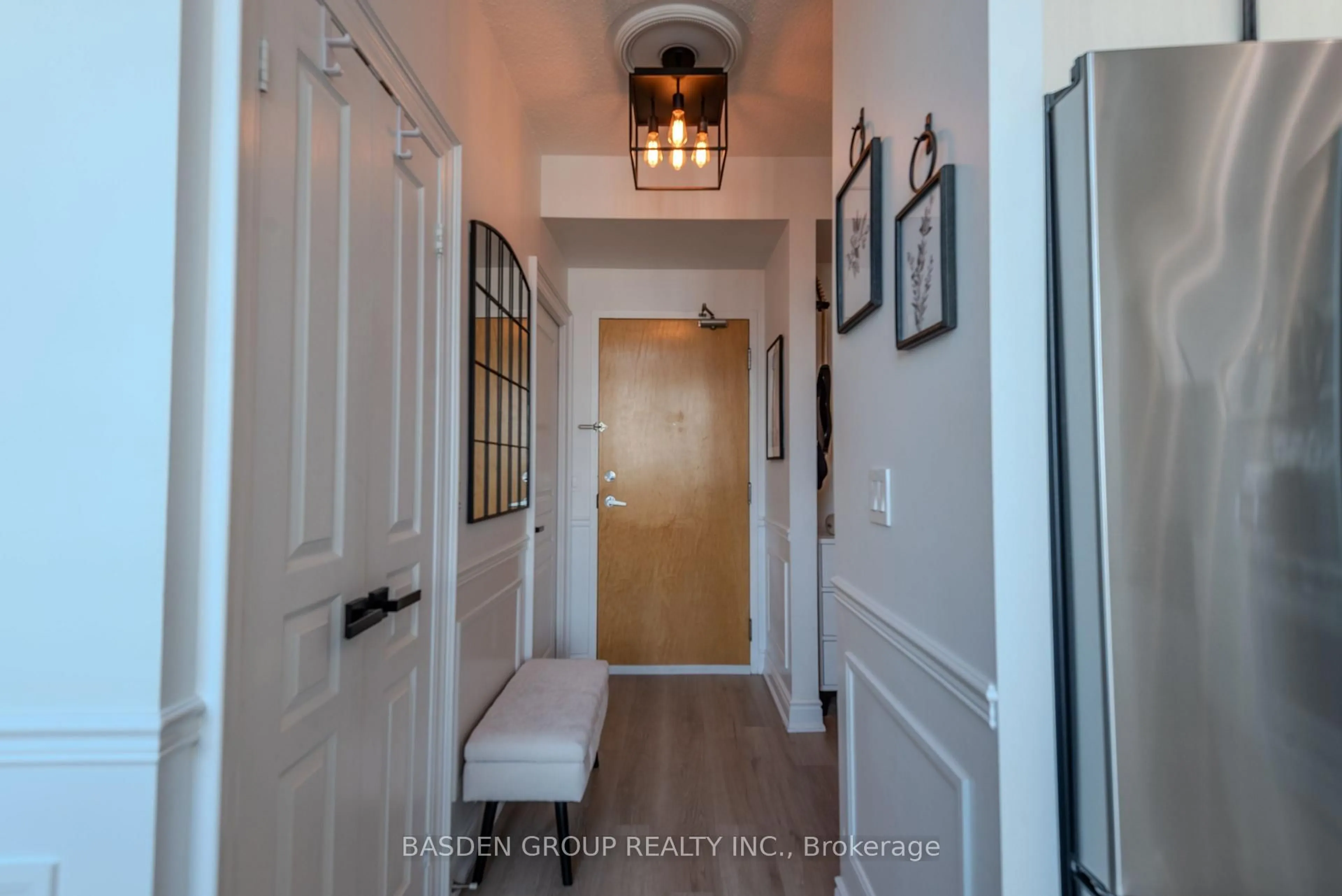 Indoor entryway for 220 Burnhamthorpe Rd #920, Mississauga Ontario L5B 4N4