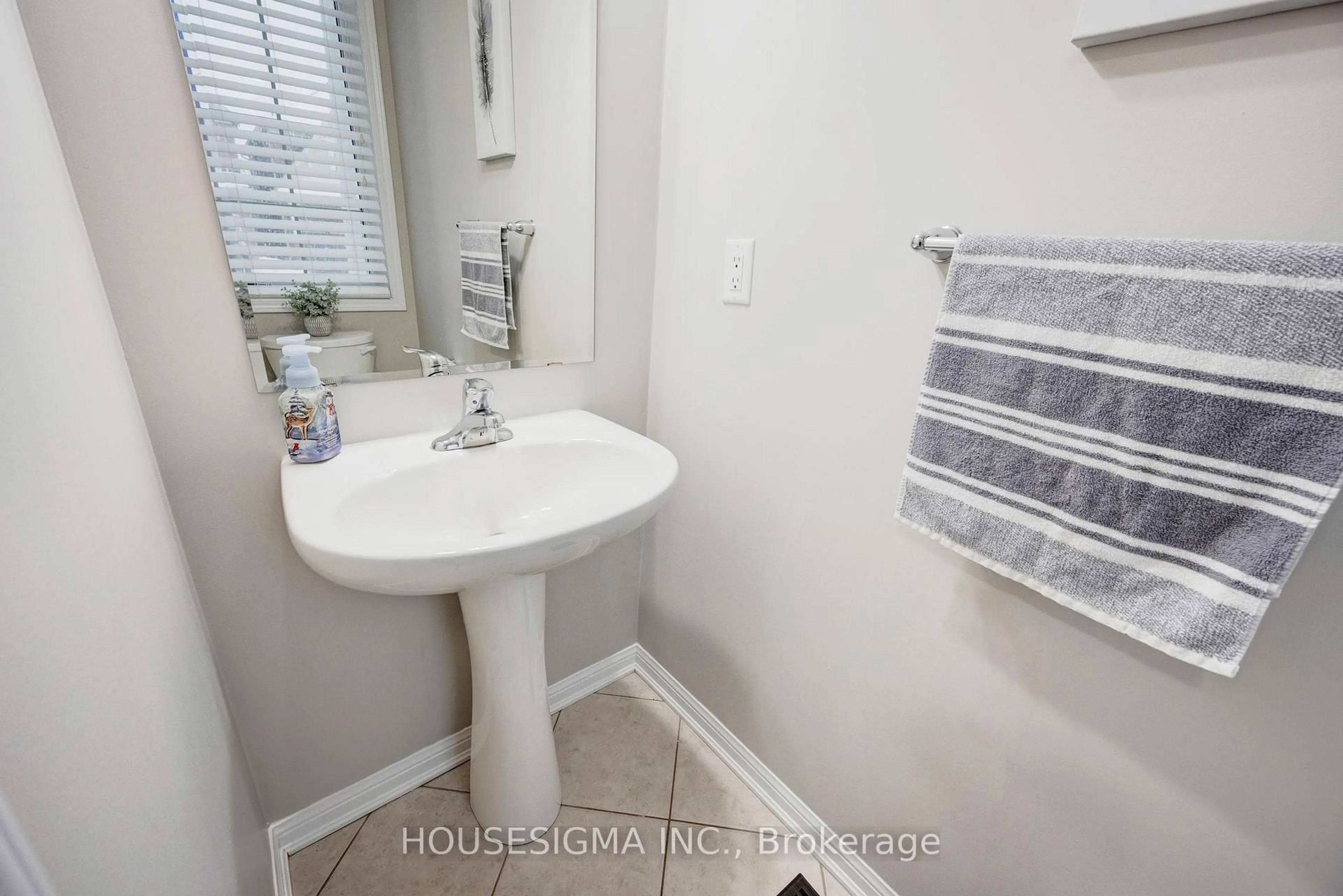 Standard bathroom, ceramic/tile floor for 19 Seafair Cres, Brampton Ontario L6Y 5W2