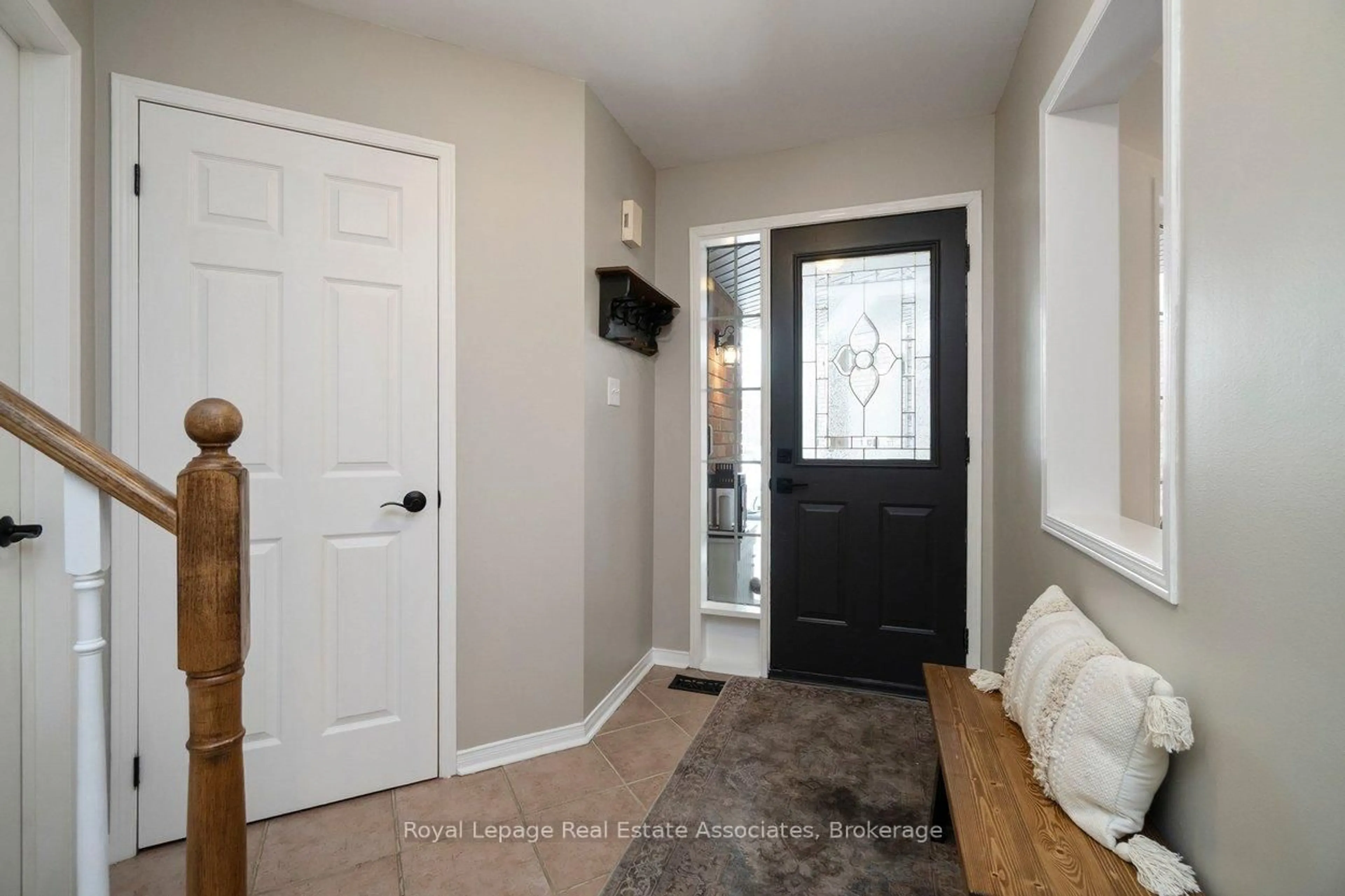 Indoor entryway for 42 Harriet St, Halton Hills Ontario L7G 5W7