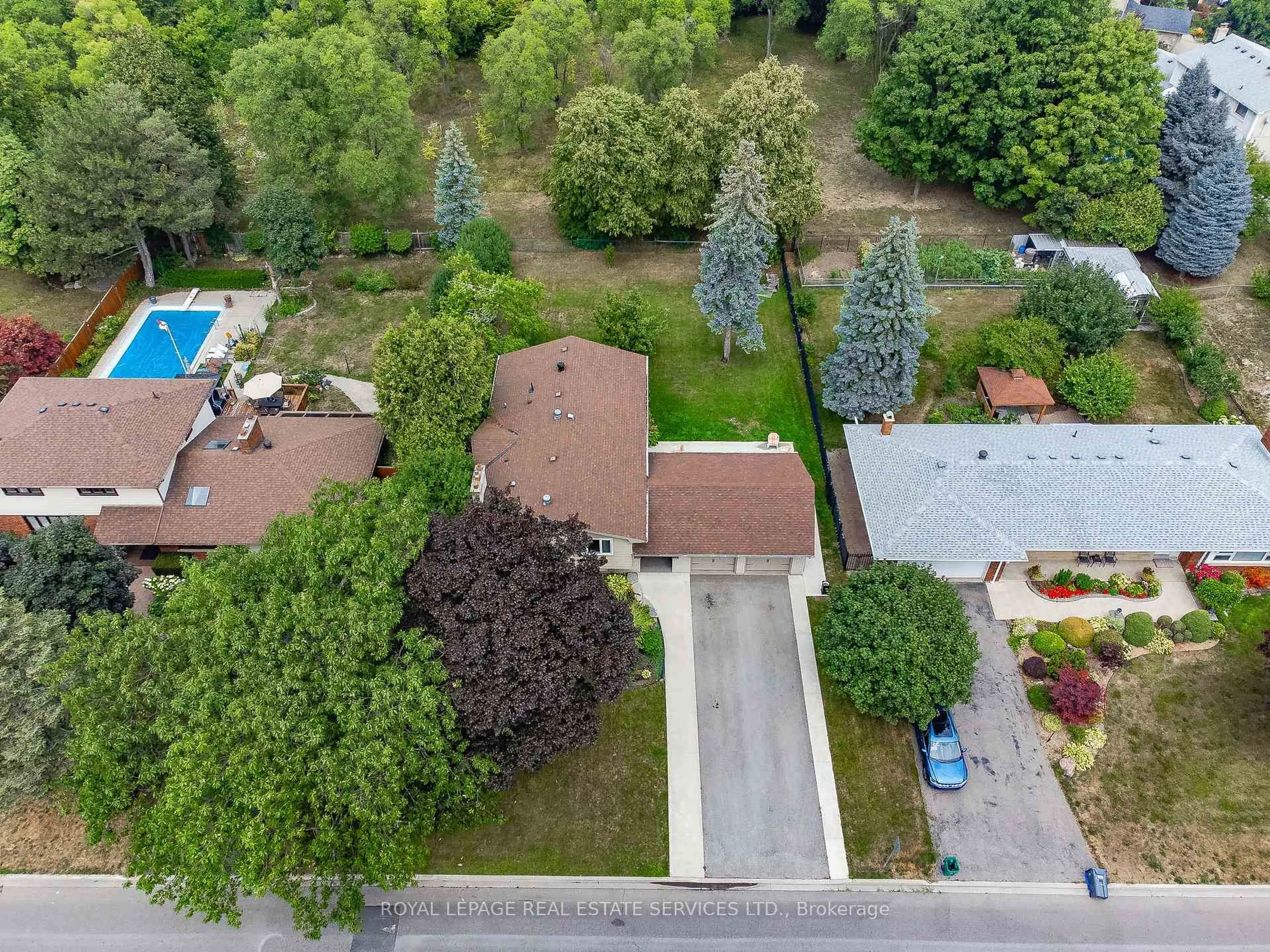 A pic from outside/outdoor area/front of a property/back of a property/a pic from drone, street for 23 Hillside Dr, Brampton Ontario L6S 1A2