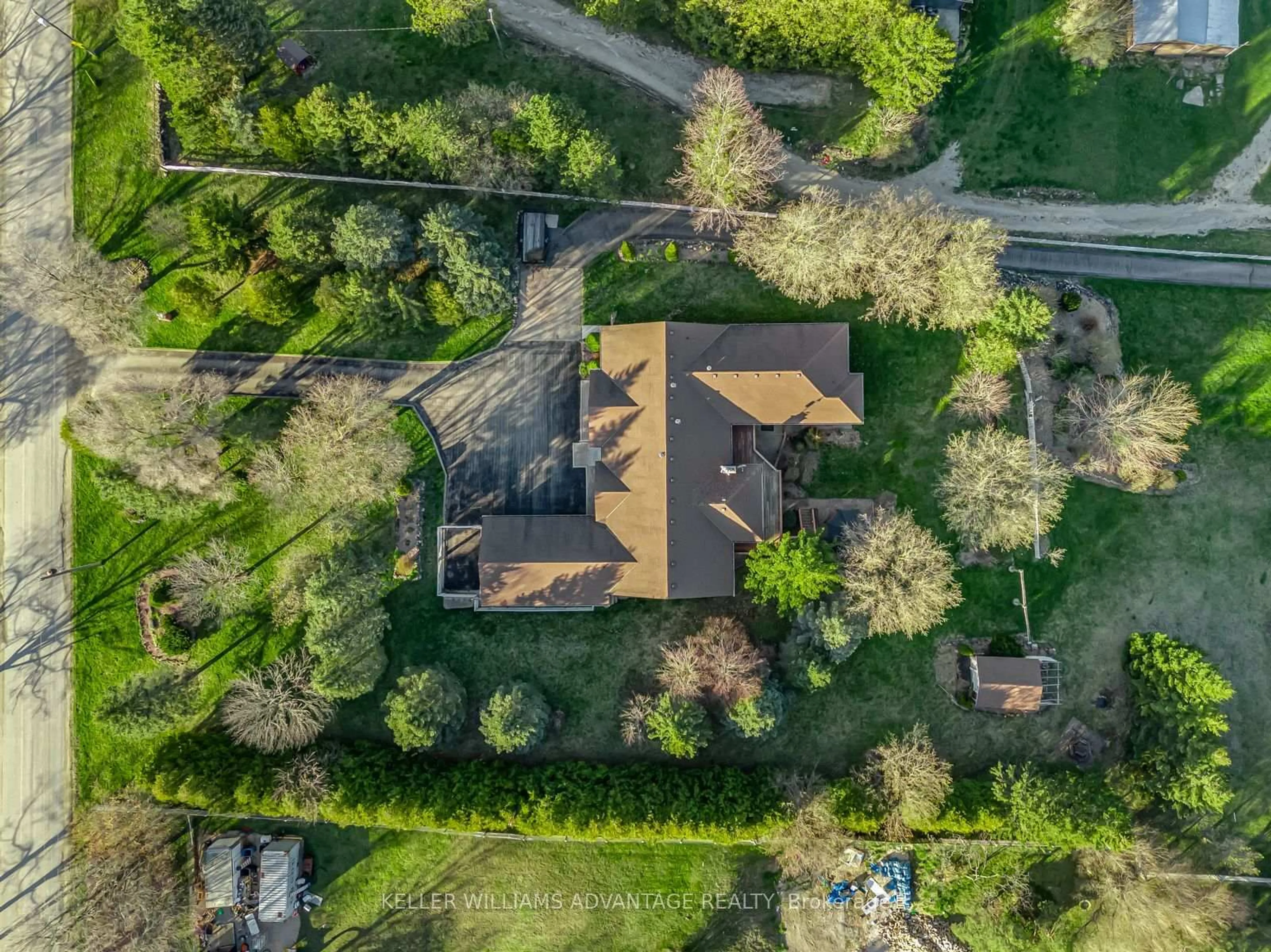 A pic from outside/outdoor area/front of a property/back of a property/a pic from drone, street for 3100 30 Side Rd, Milton Ontario N0B 2K0