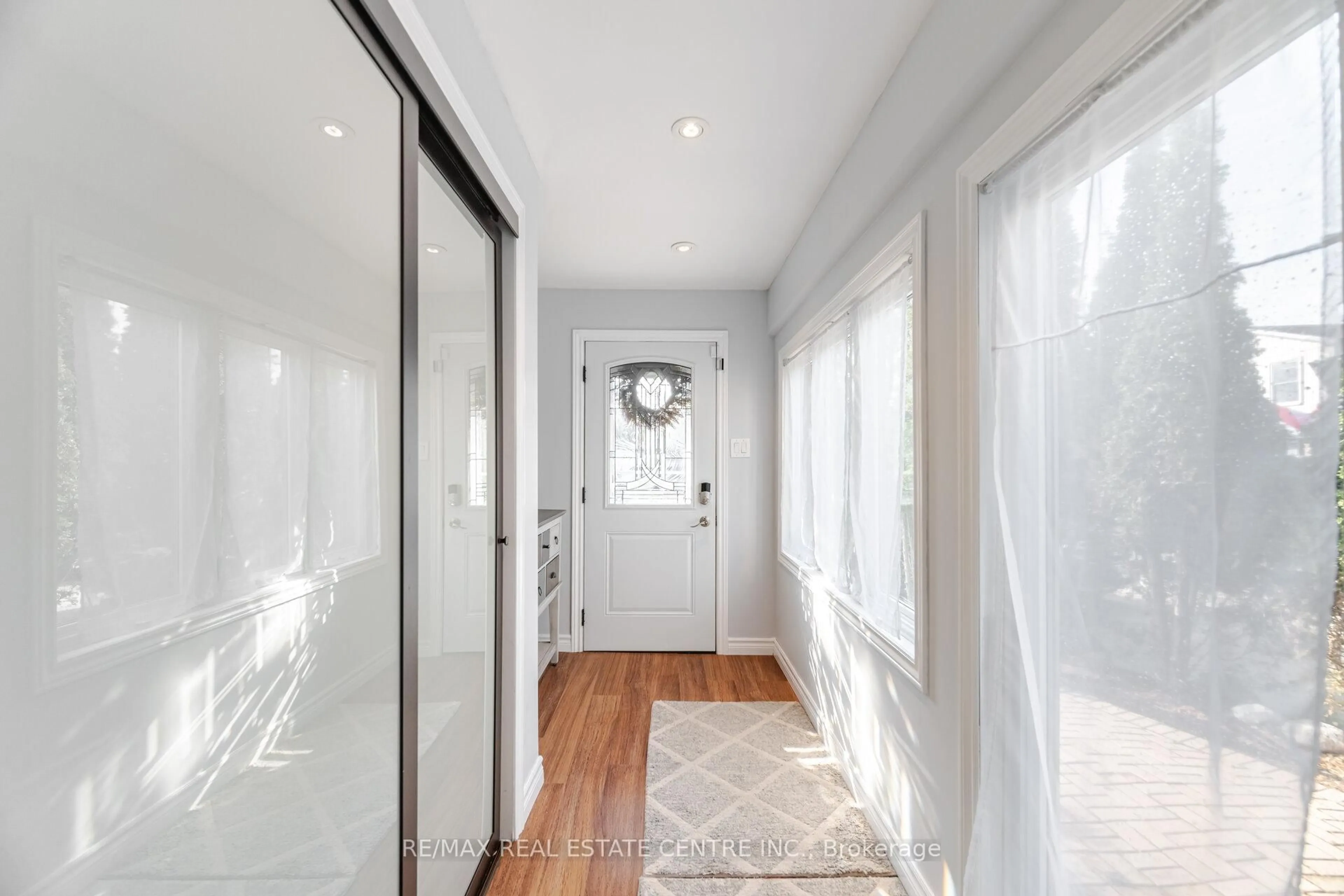 Indoor entryway for 3017 Glace Bay Rd, Mississauga Ontario L5N 2J9