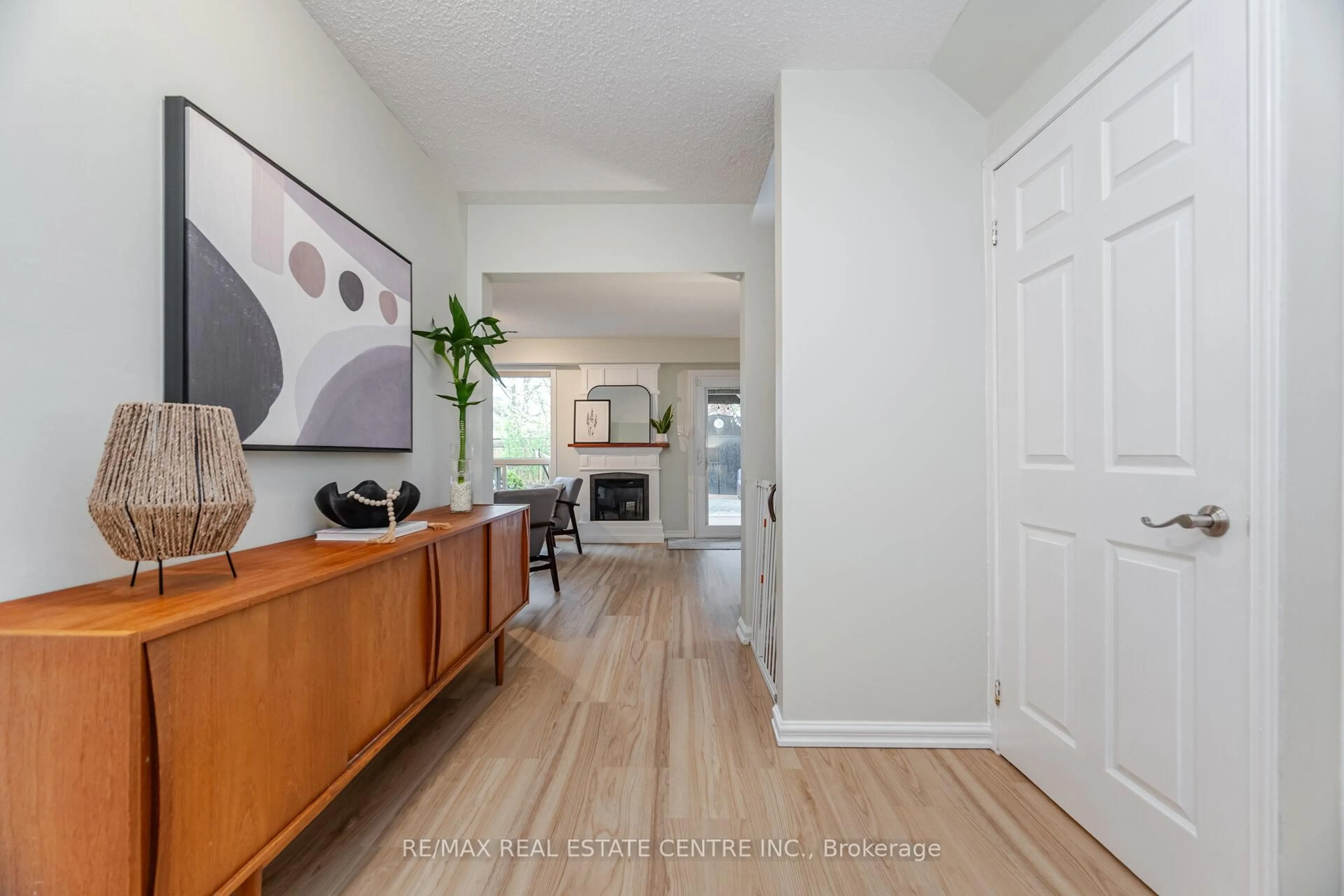 Indoor entryway for 3017 Glace Bay Rd, Mississauga Ontario L5N 2J9