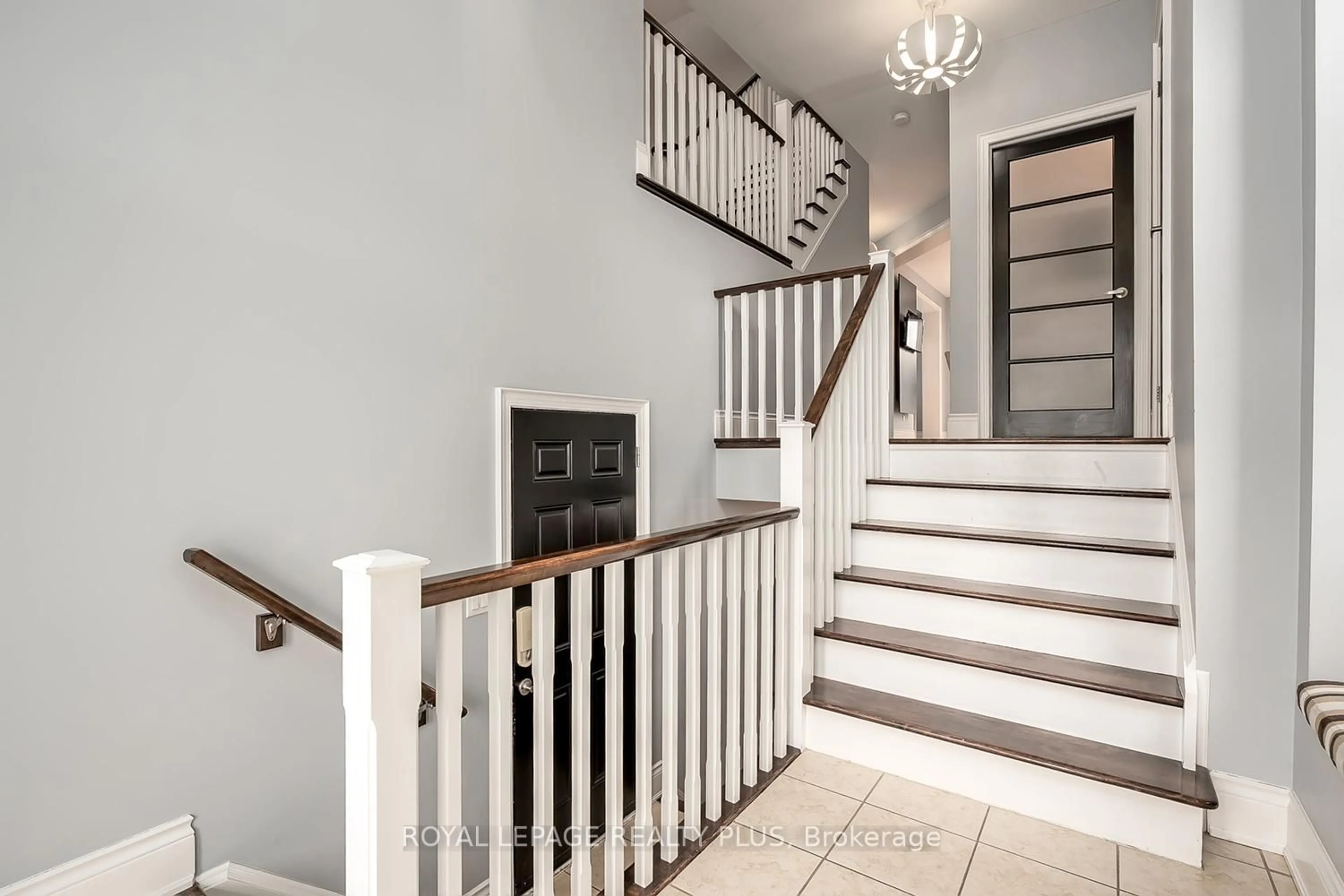 Stairs for 329 Tonelli Lane, Milton Ontario L9T 0N8
