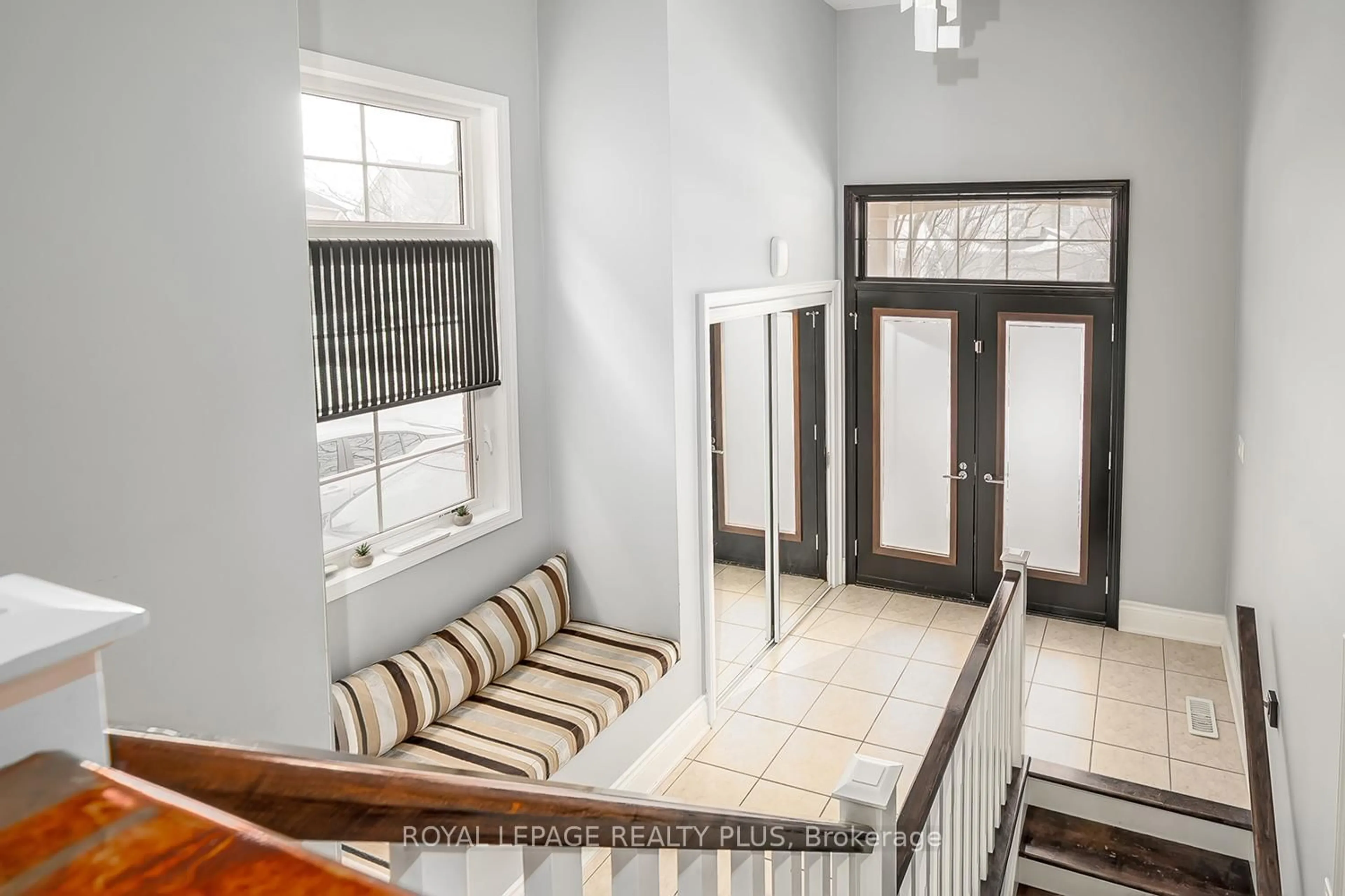 Indoor entryway for 329 Tonelli Lane, Milton Ontario L9T 0N8