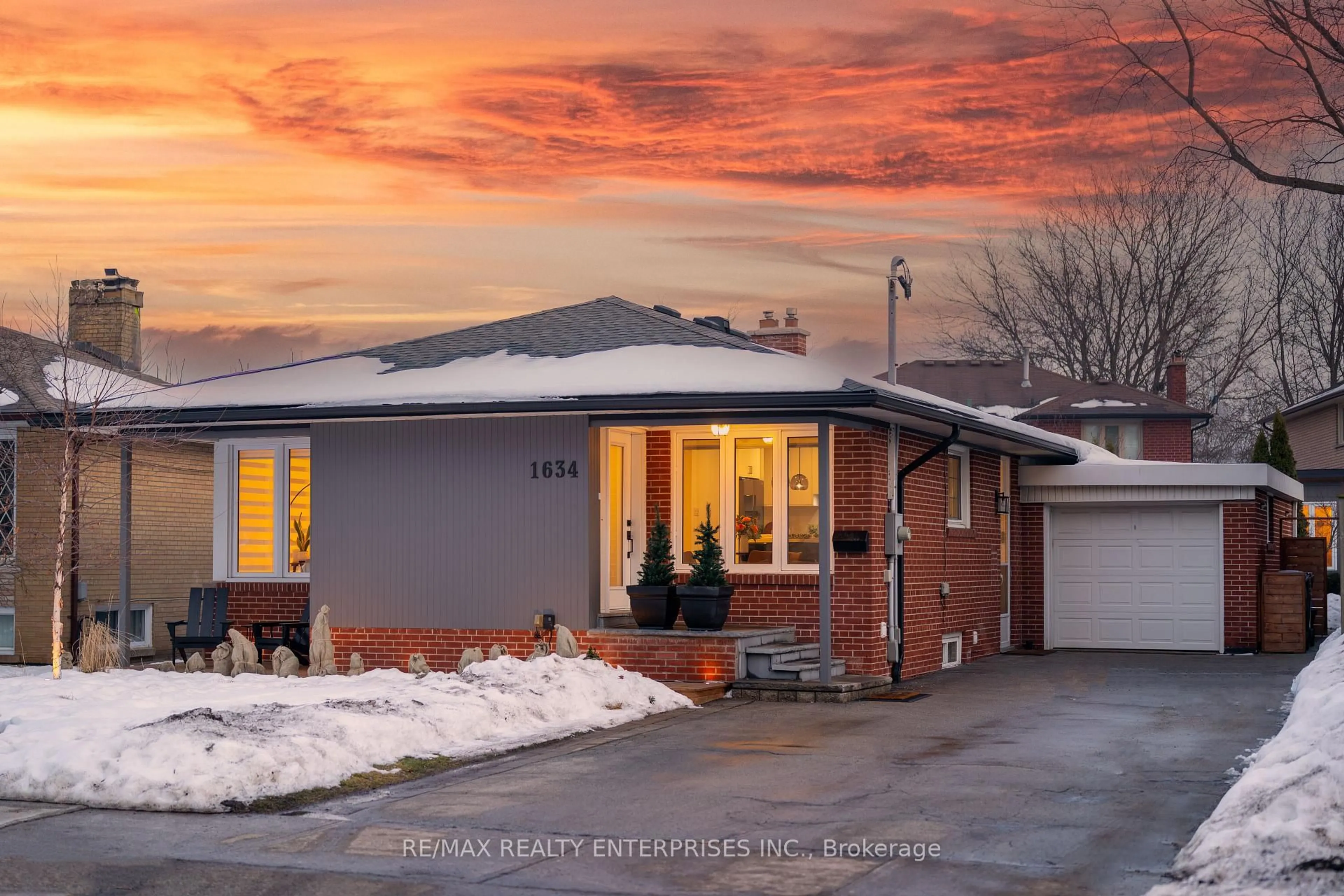 Home with brick exterior material, street for 1634 Tarn Rd, Mississauga Ontario L4X 1B1