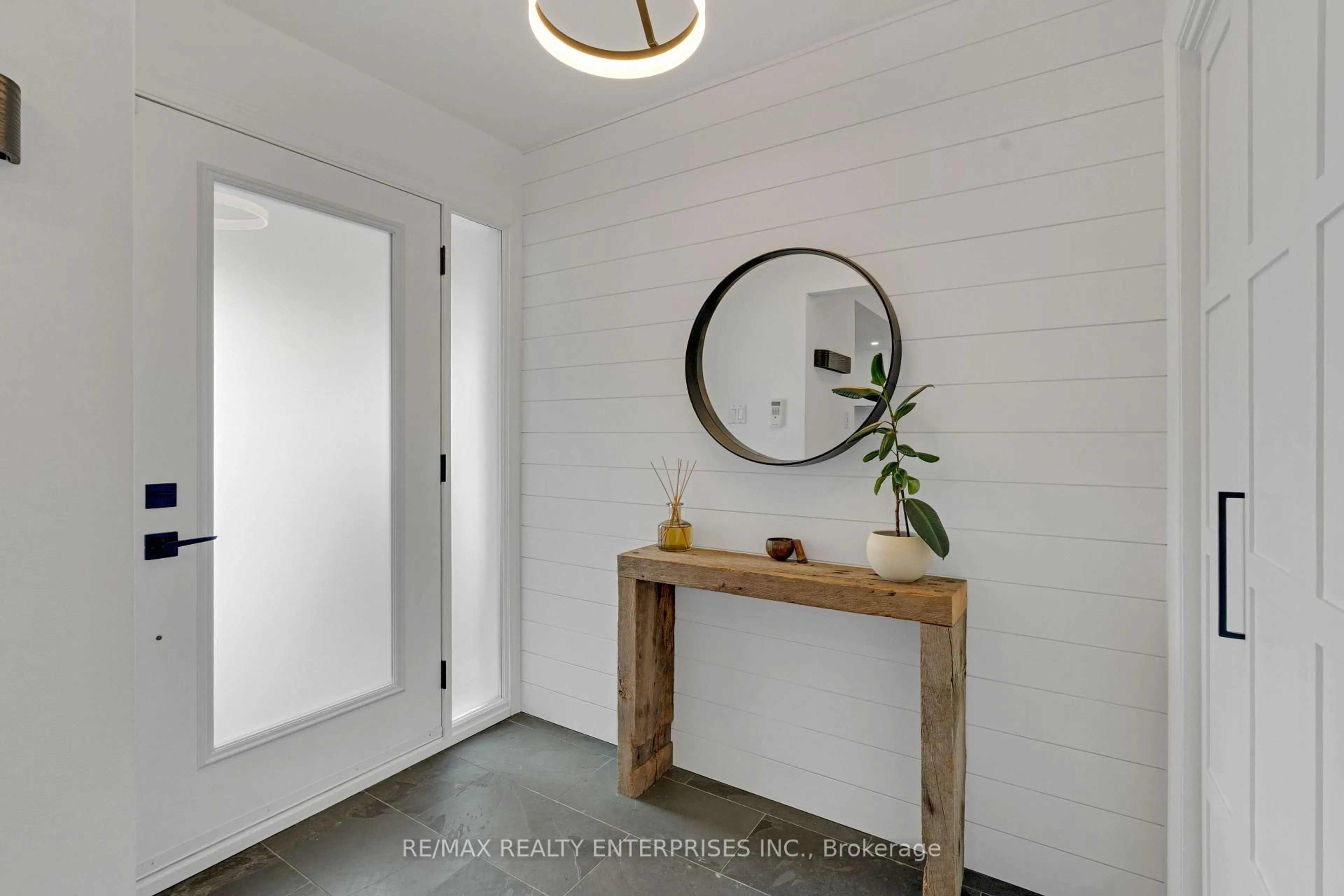 Indoor entryway for 1634 Tarn Rd, Mississauga Ontario L4X 1B1