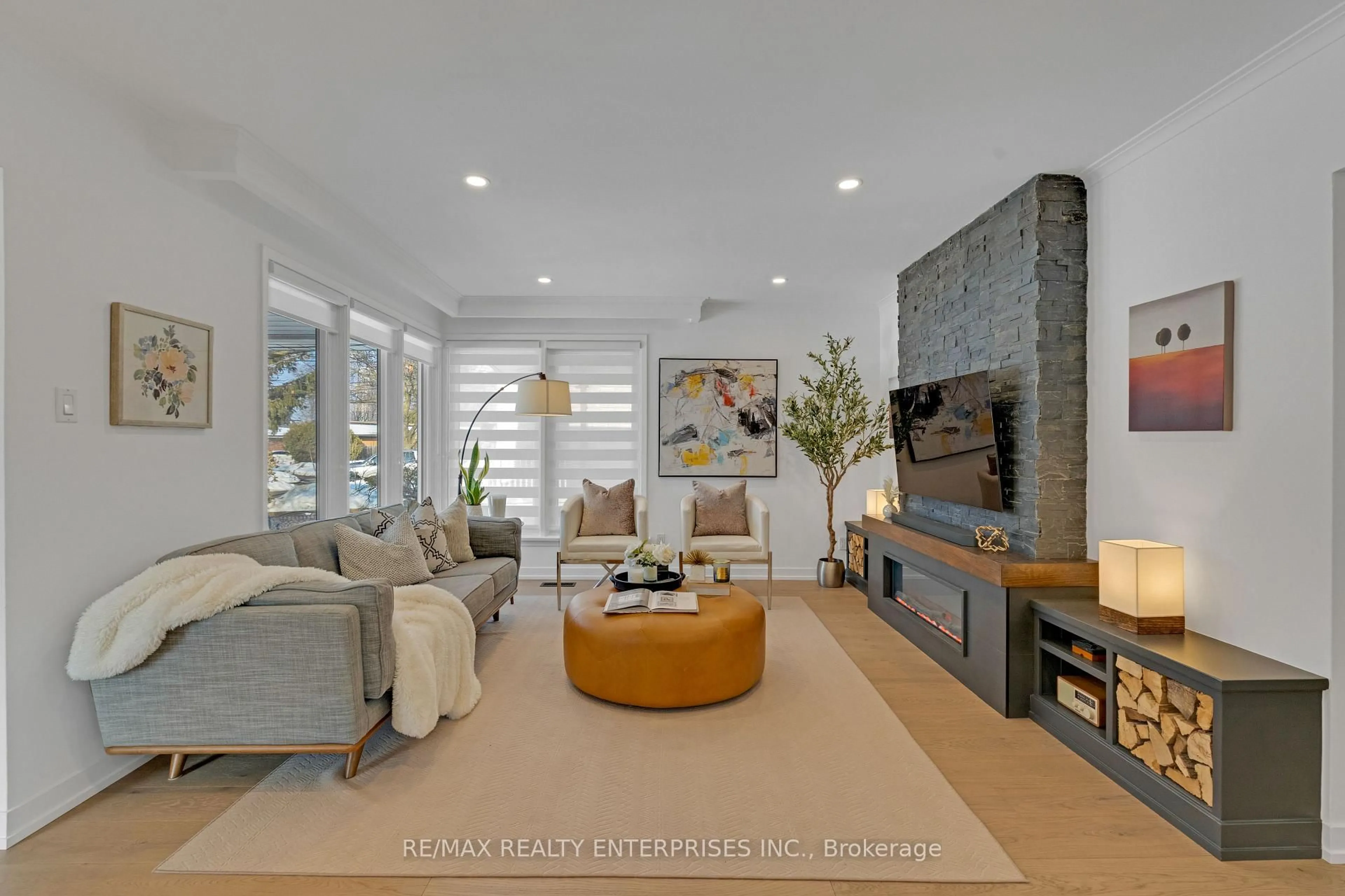 Living room with furniture, unknown for 1634 Tarn Rd, Mississauga Ontario L4X 1B1