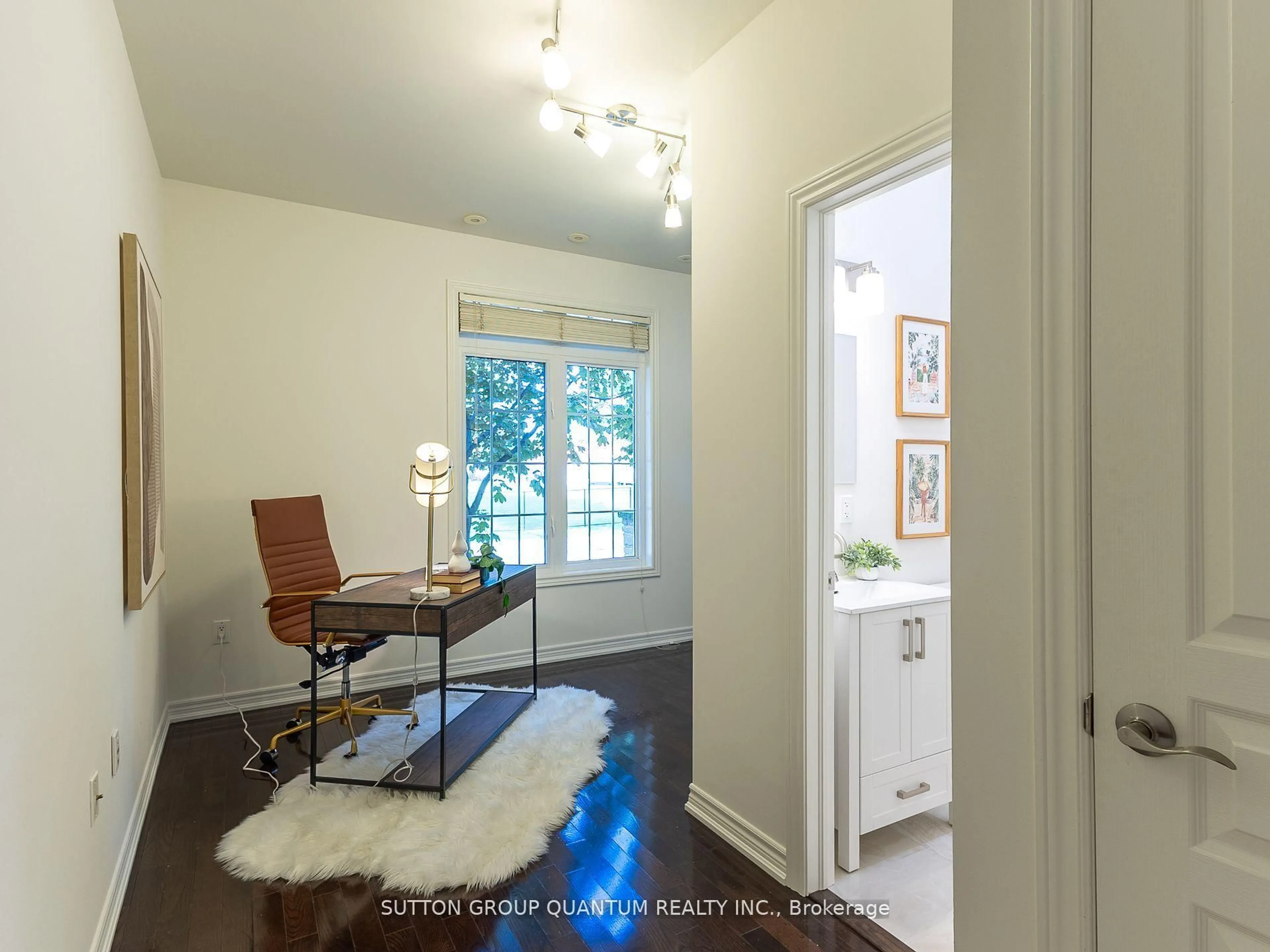 Indoor entryway for 50 Rosewood Ave, Mississauga Ontario L5G 4W3