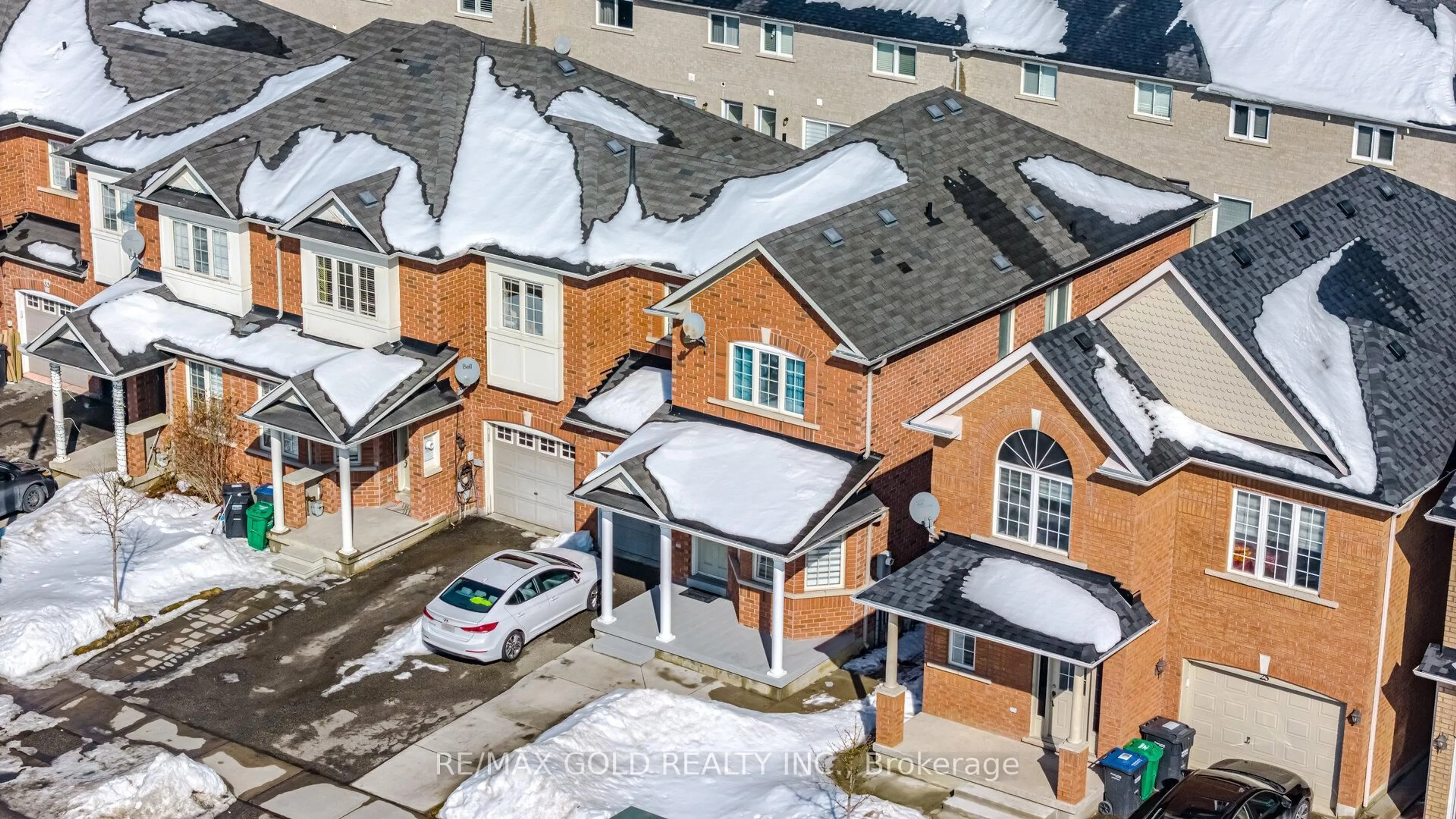 A pic from outside/outdoor area/front of a property/back of a property/a pic from drone, street for 27 Frostbite Lane, Brampton Ontario L6R 3L8
