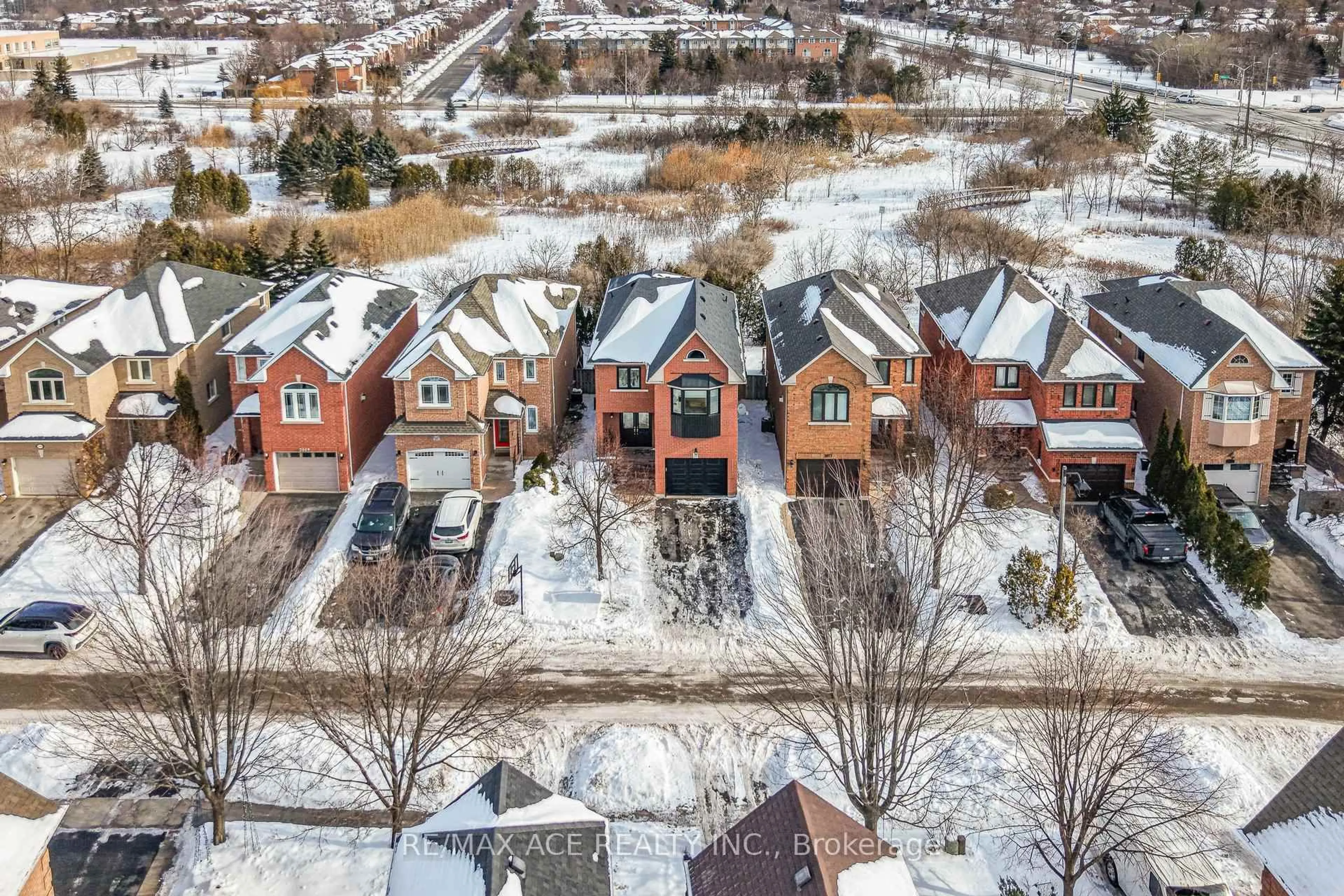 A pic from outside/outdoor area/front of a property/back of a property/a pic from drone, street for 2081 Frontier Dr, Oakville Ontario L6M 3V5