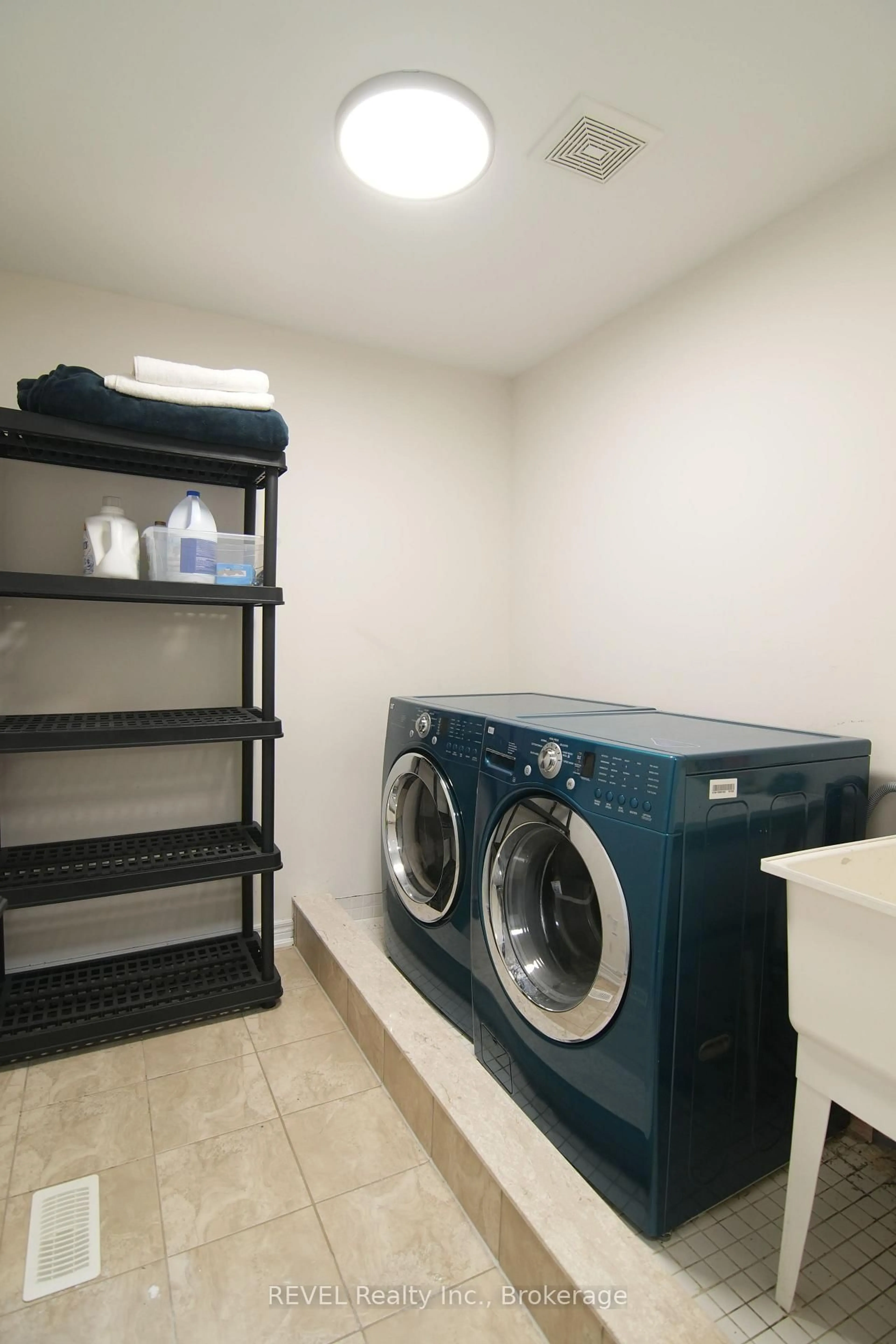 Laundry room for 97 Cedarbrook Rd, Brampton Ontario L6R 0W4