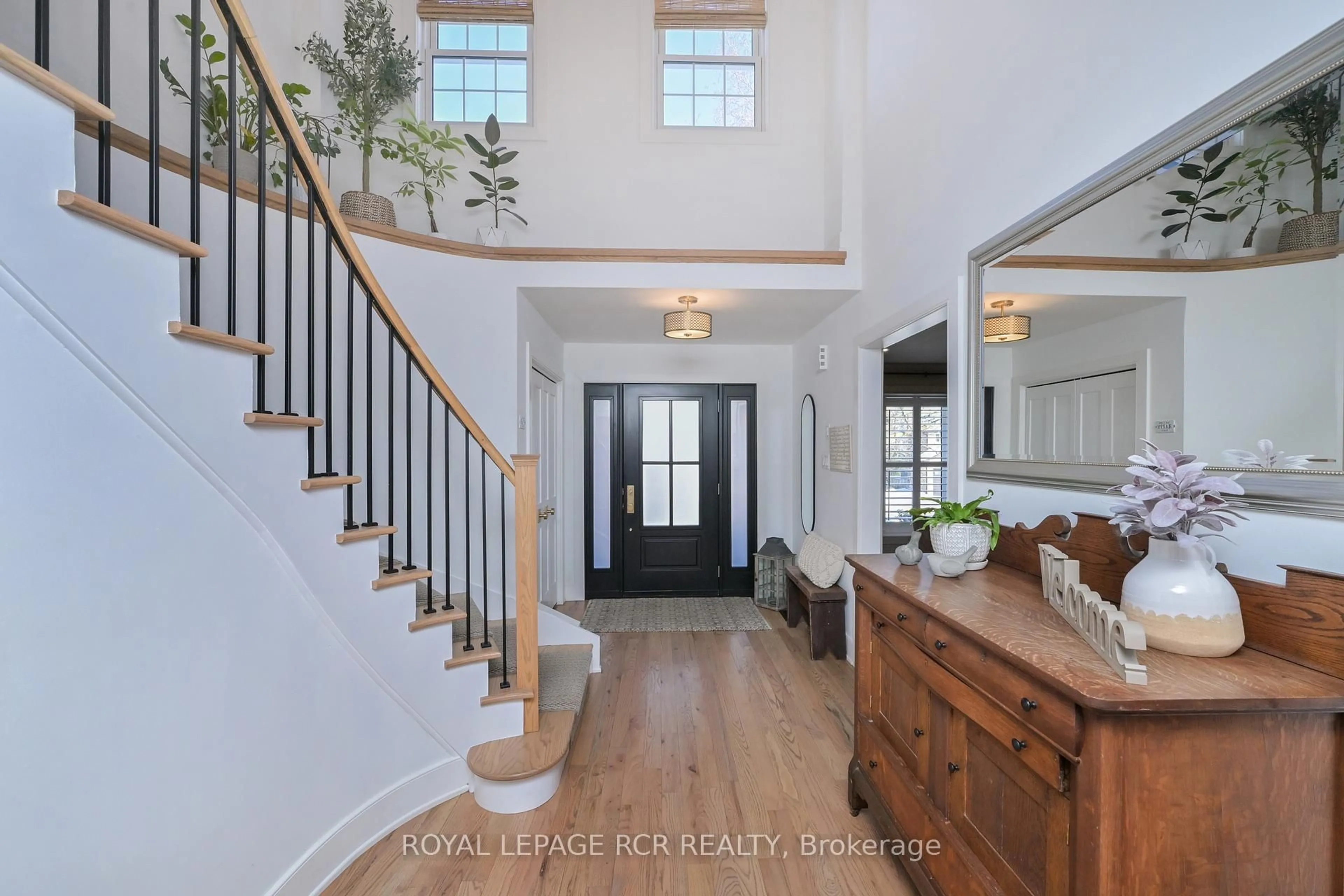 Indoor entryway for 208 Kensington Pl, Orangeville Ontario L9W 4G5