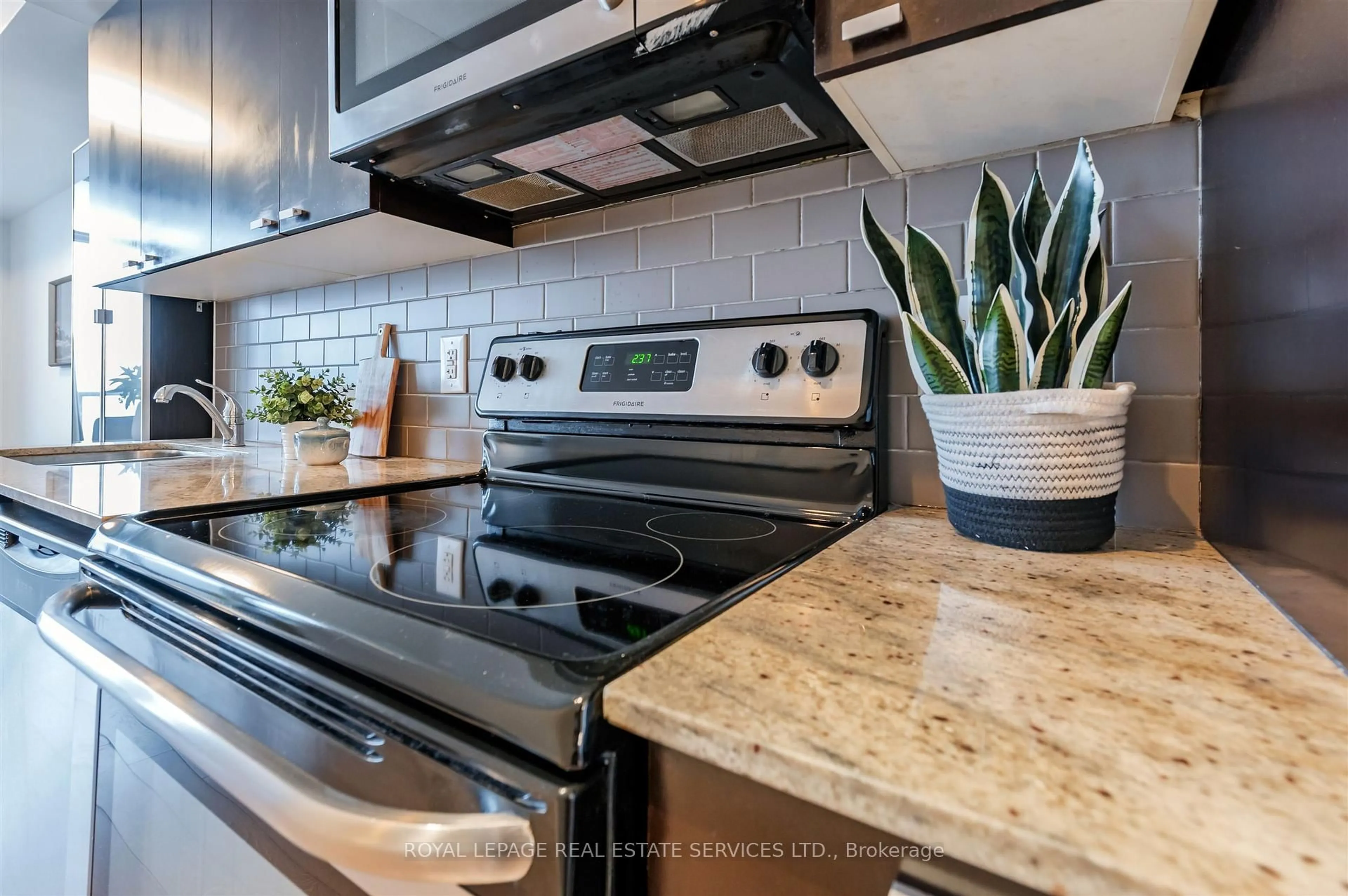 Unknown for 105 The Queensway Ave #2012, Toronto Ontario M6S 5B5