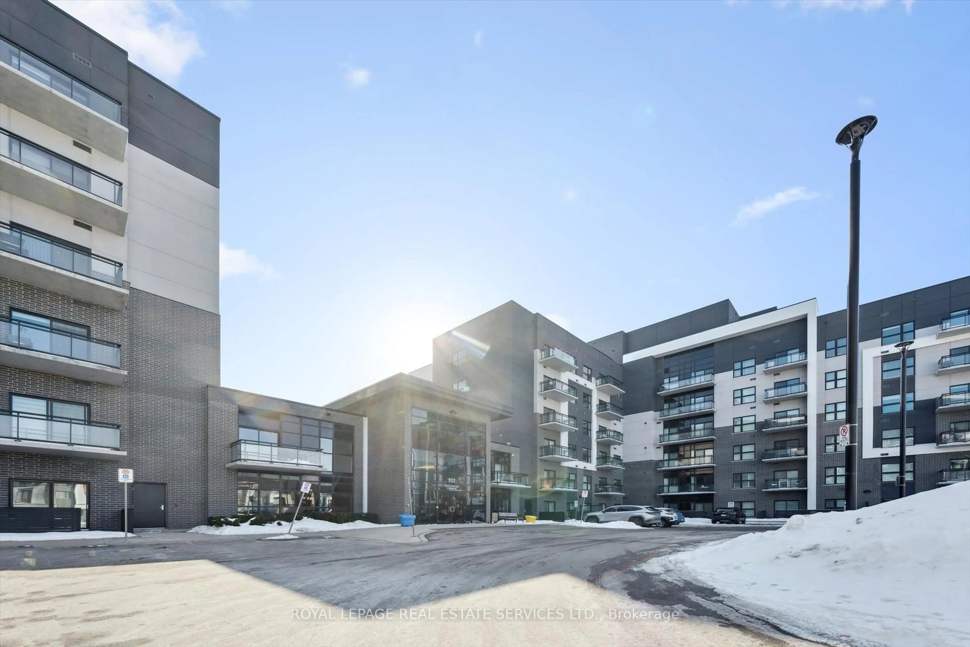 Indoor foyer for 102 Grovewood Common #621, Oakville Ontario L6H 0X2