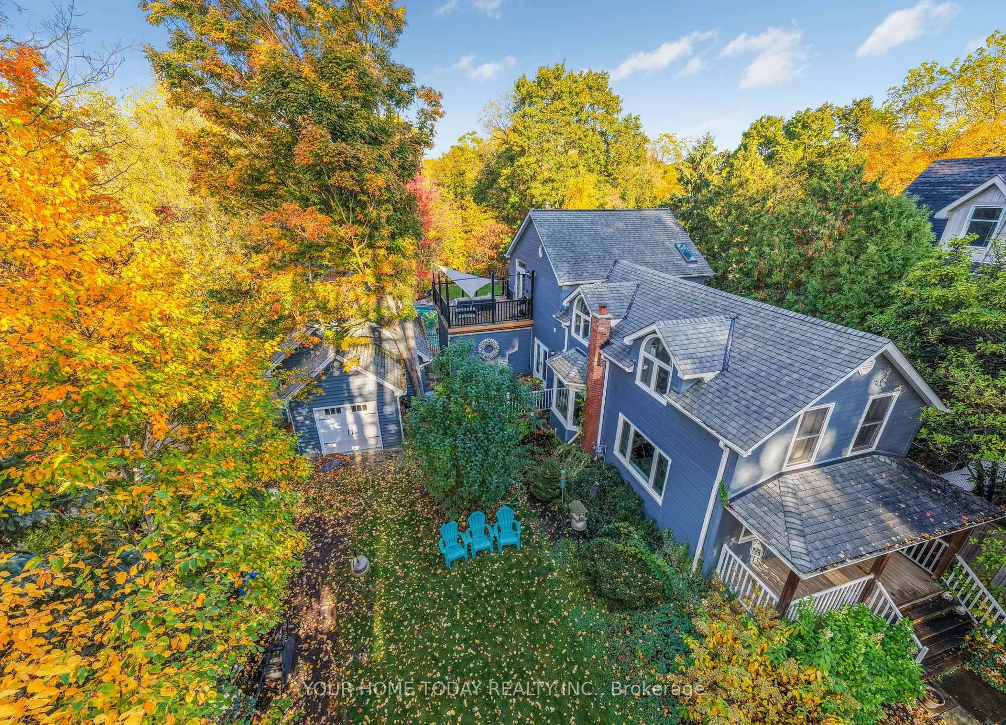 A pic from outside/outdoor area/front of a property/back of a property/a pic from drone, unknown for 15 Queen St, Halton Hills Ontario L7G 2E3