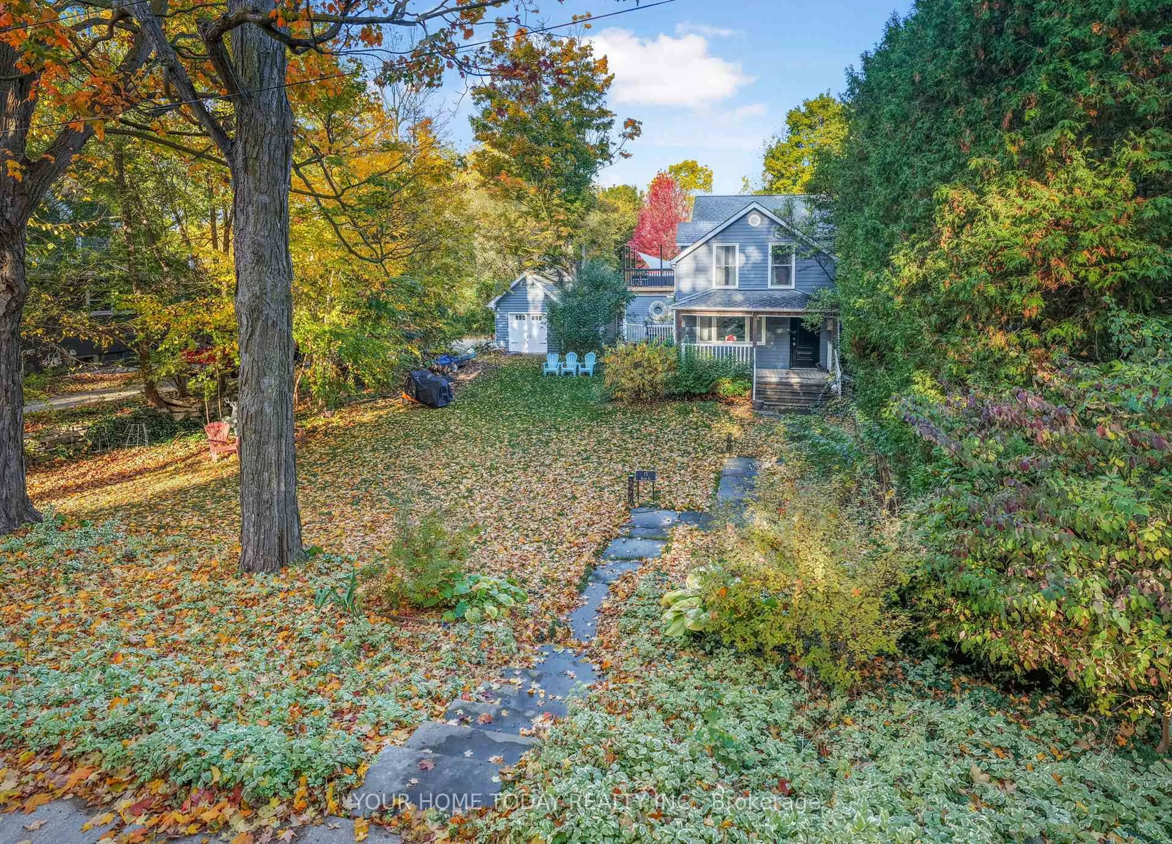 A pic from outside/outdoor area/front of a property/back of a property/a pic from drone, street for 15 Queen St, Halton Hills Ontario L7G 2E3