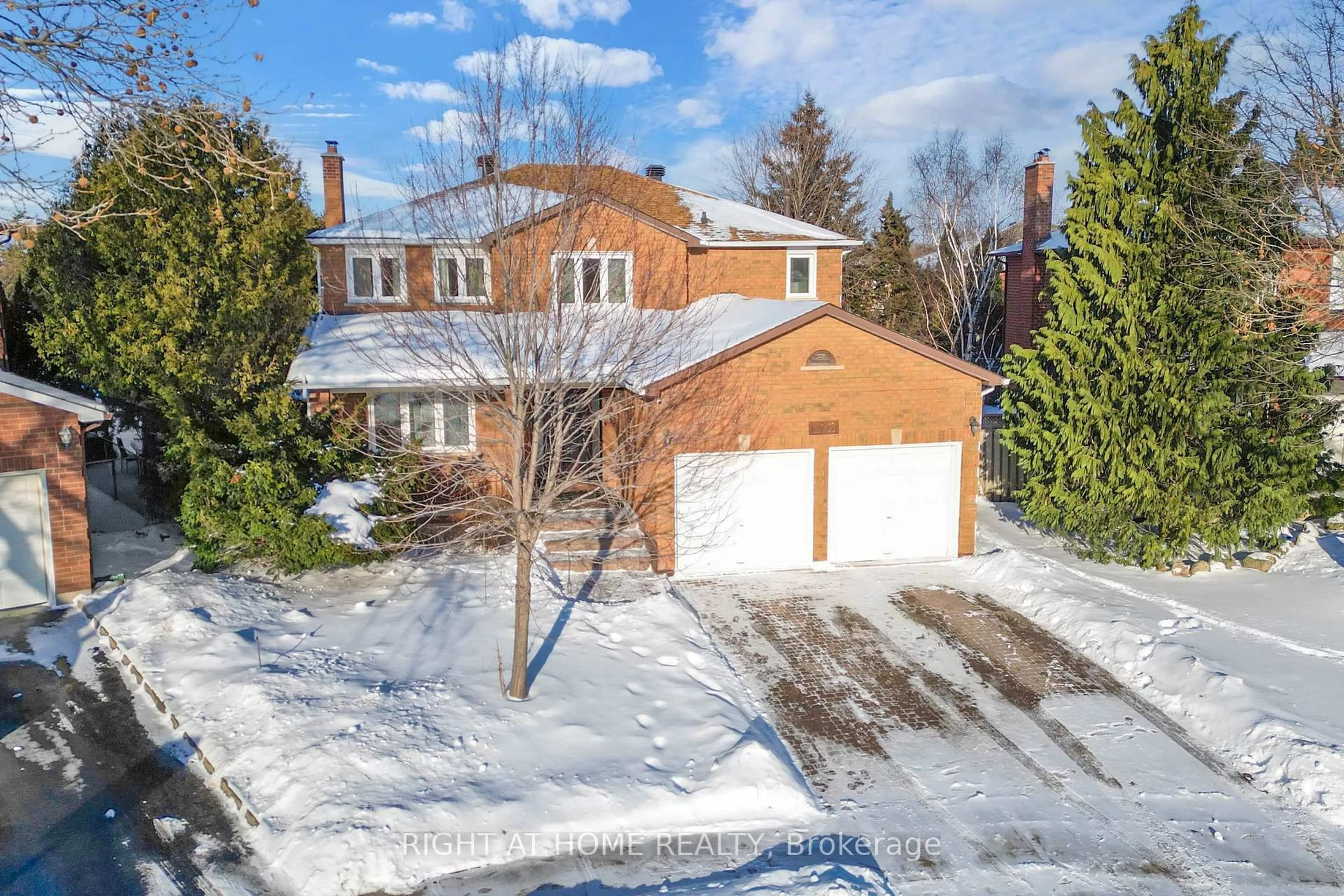 A pic from outside/outdoor area/front of a property/back of a property/a pic from drone, street for 272 Hickory Circ, Oakville Ontario L6H 4V1