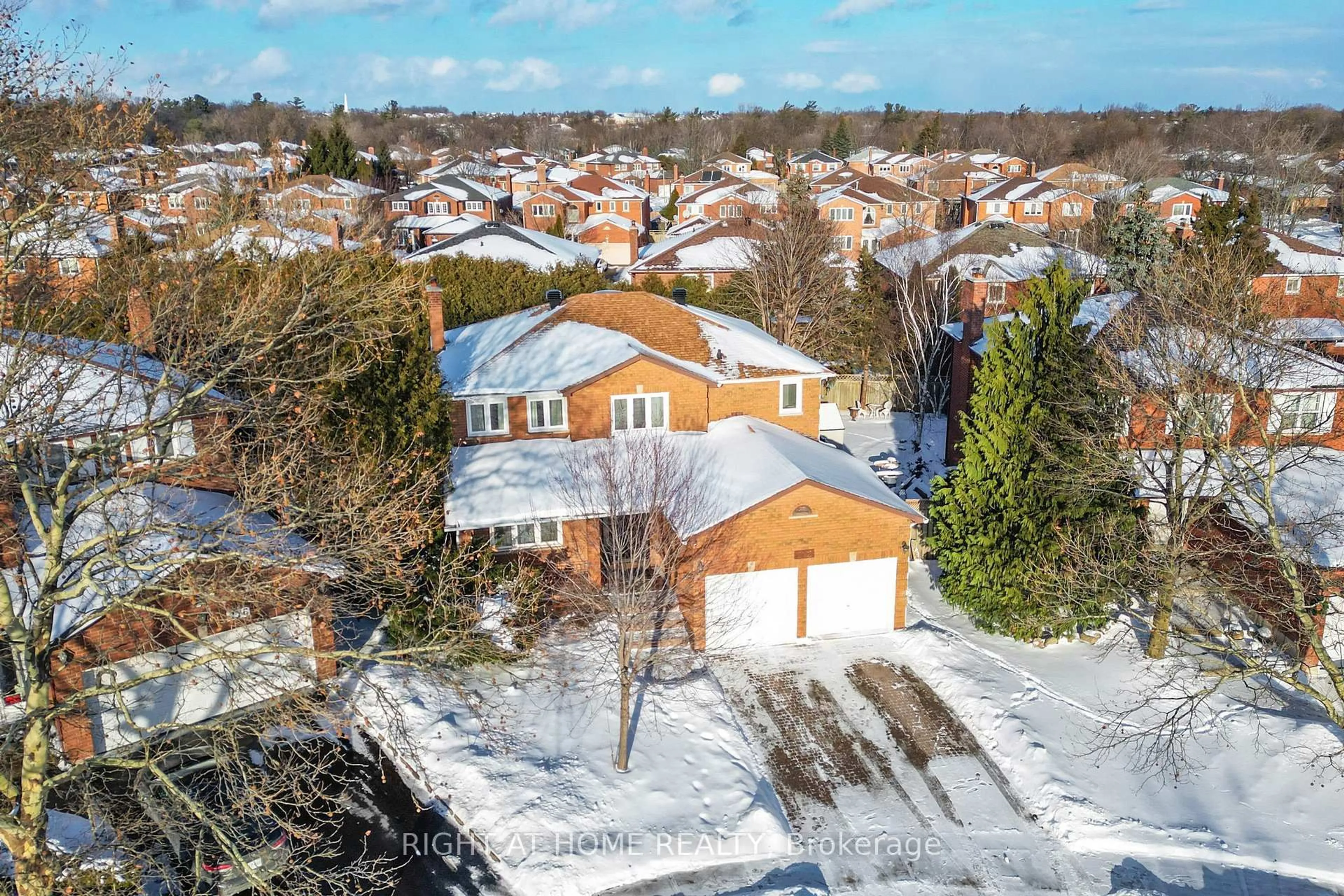 A pic from outside/outdoor area/front of a property/back of a property/a pic from drone, street for 272 Hickory Circ, Oakville Ontario L6H 4V1