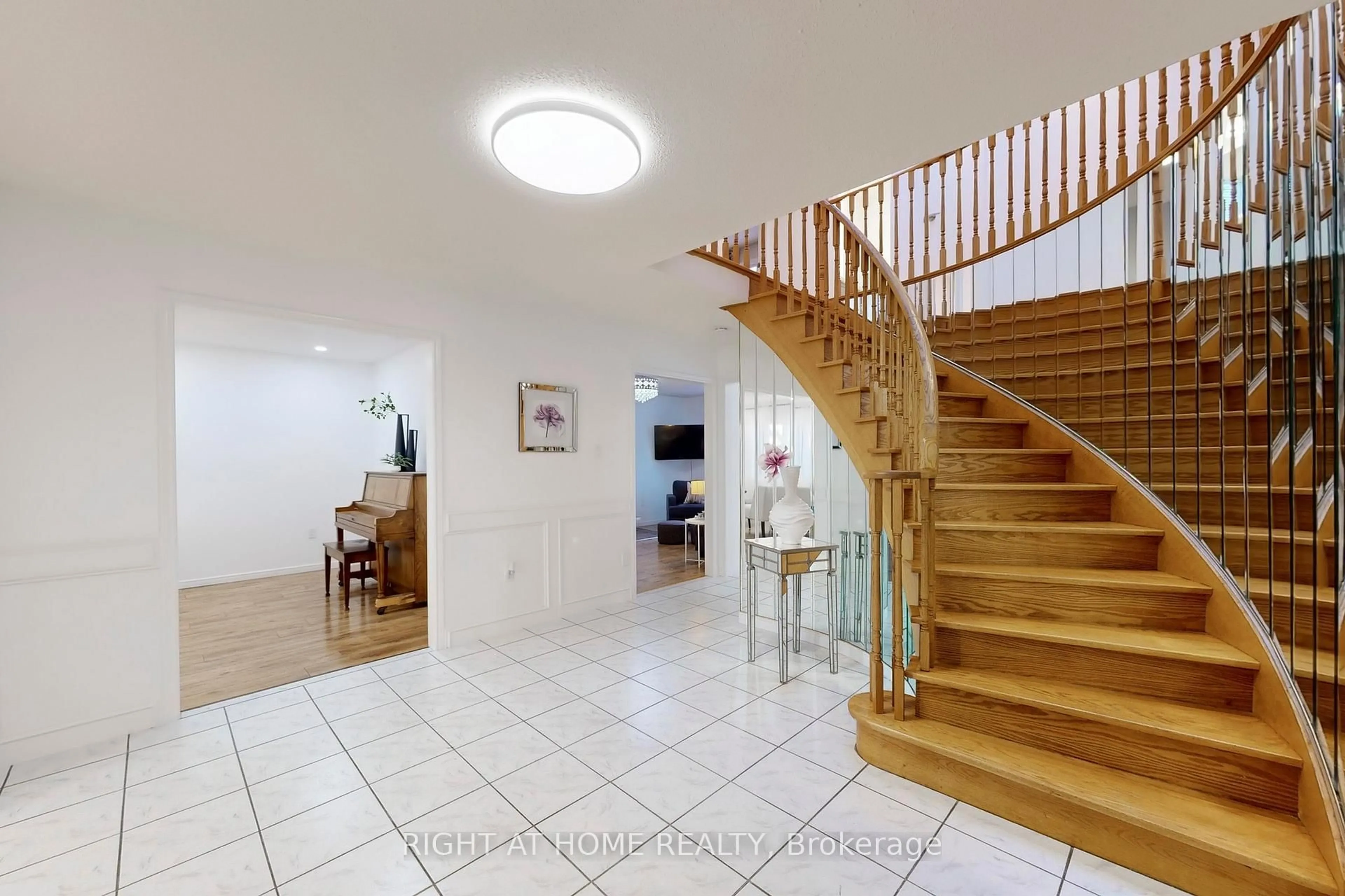 Indoor foyer for 272 Hickory Circ, Oakville Ontario L6H 4V1