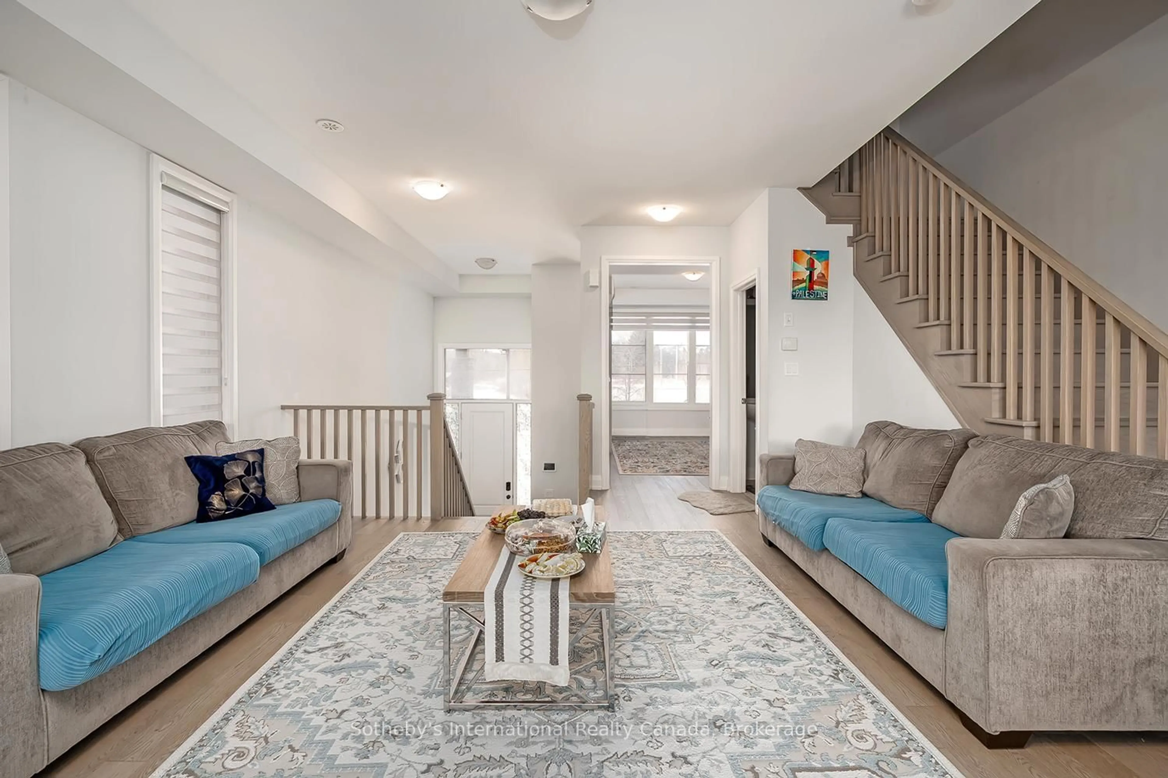 Living room with furniture, unknown for 1492 Yellow Rose Circ, Oakville Ontario L6M 4G3