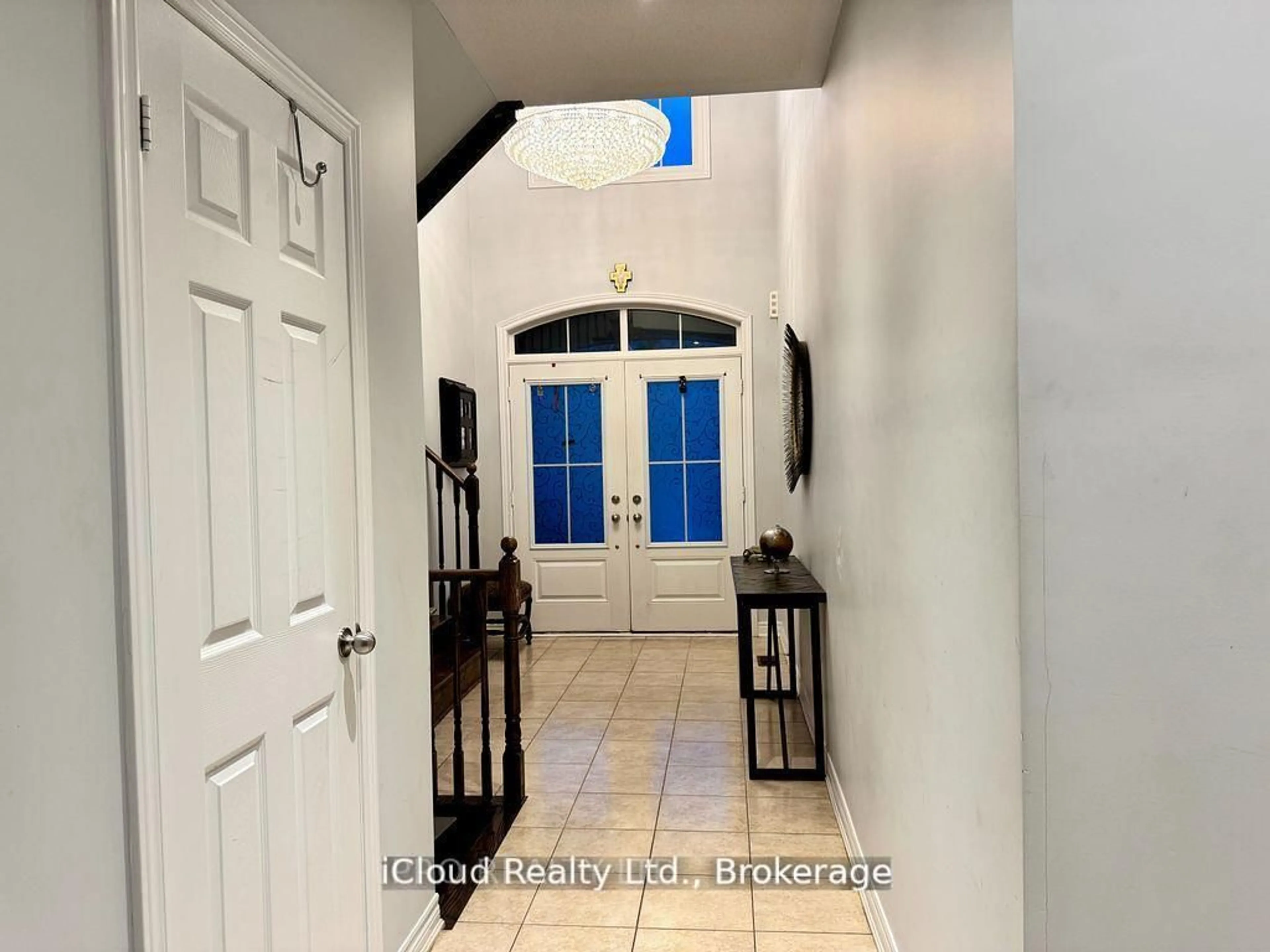 Indoor entryway for 27 Tysonville Circ, Brampton Ontario L7A 4A6