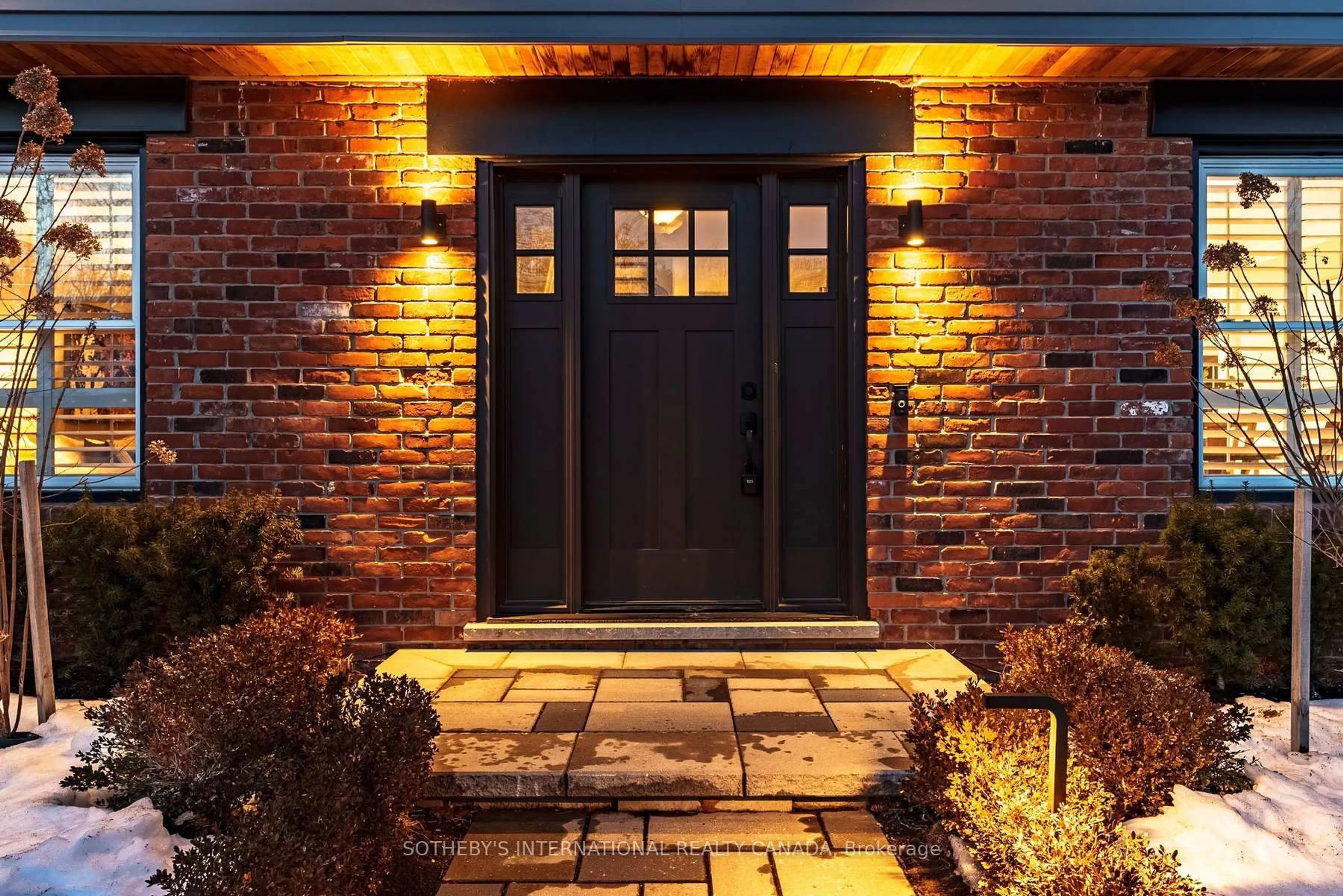 Indoor entryway for 1905 Four Seasons Dr, Burlington Ontario L7P 3B1