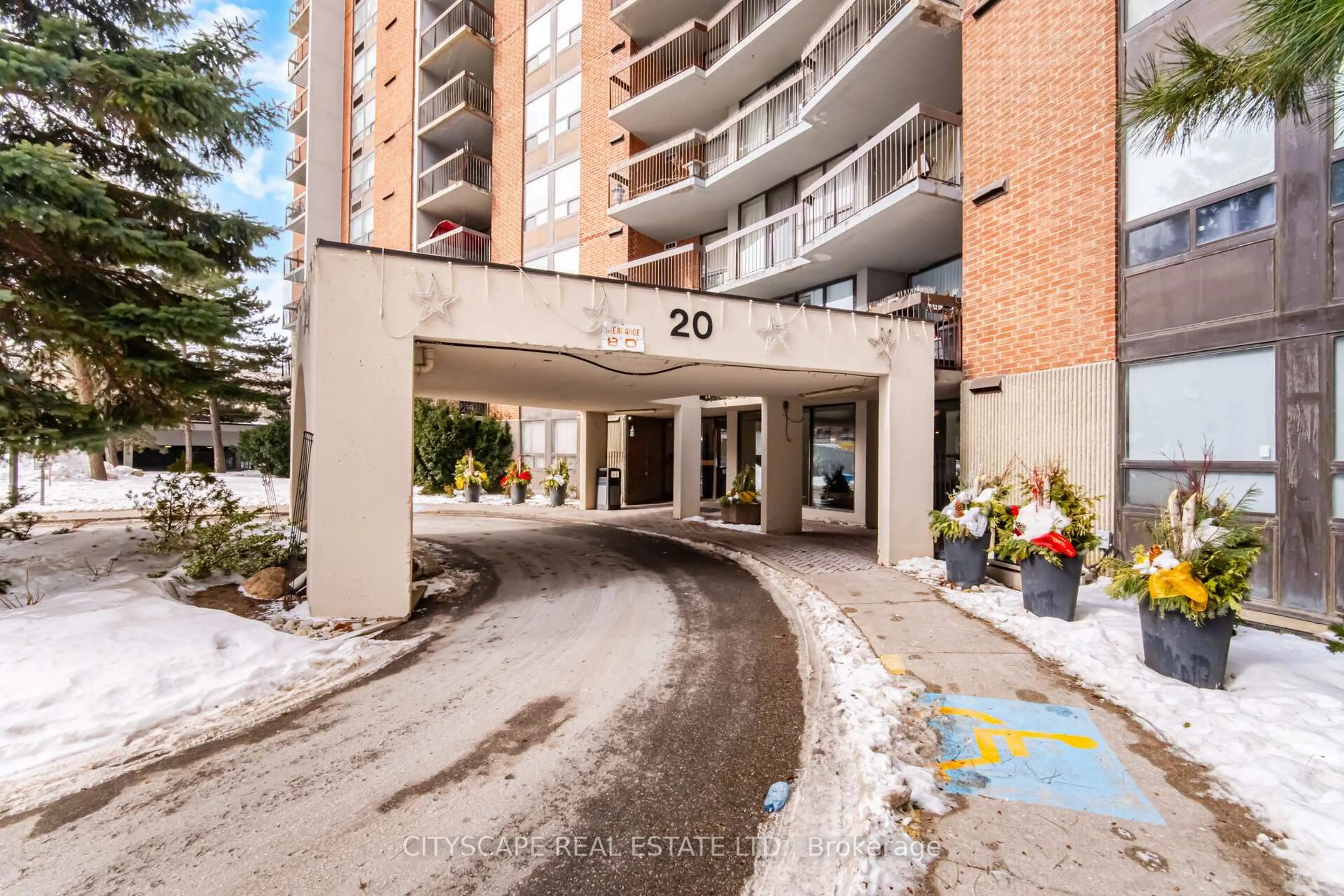 Indoor foyer for 20 Mississauga Valley Blvd #1706, Mississauga Ontario L5A 3S1