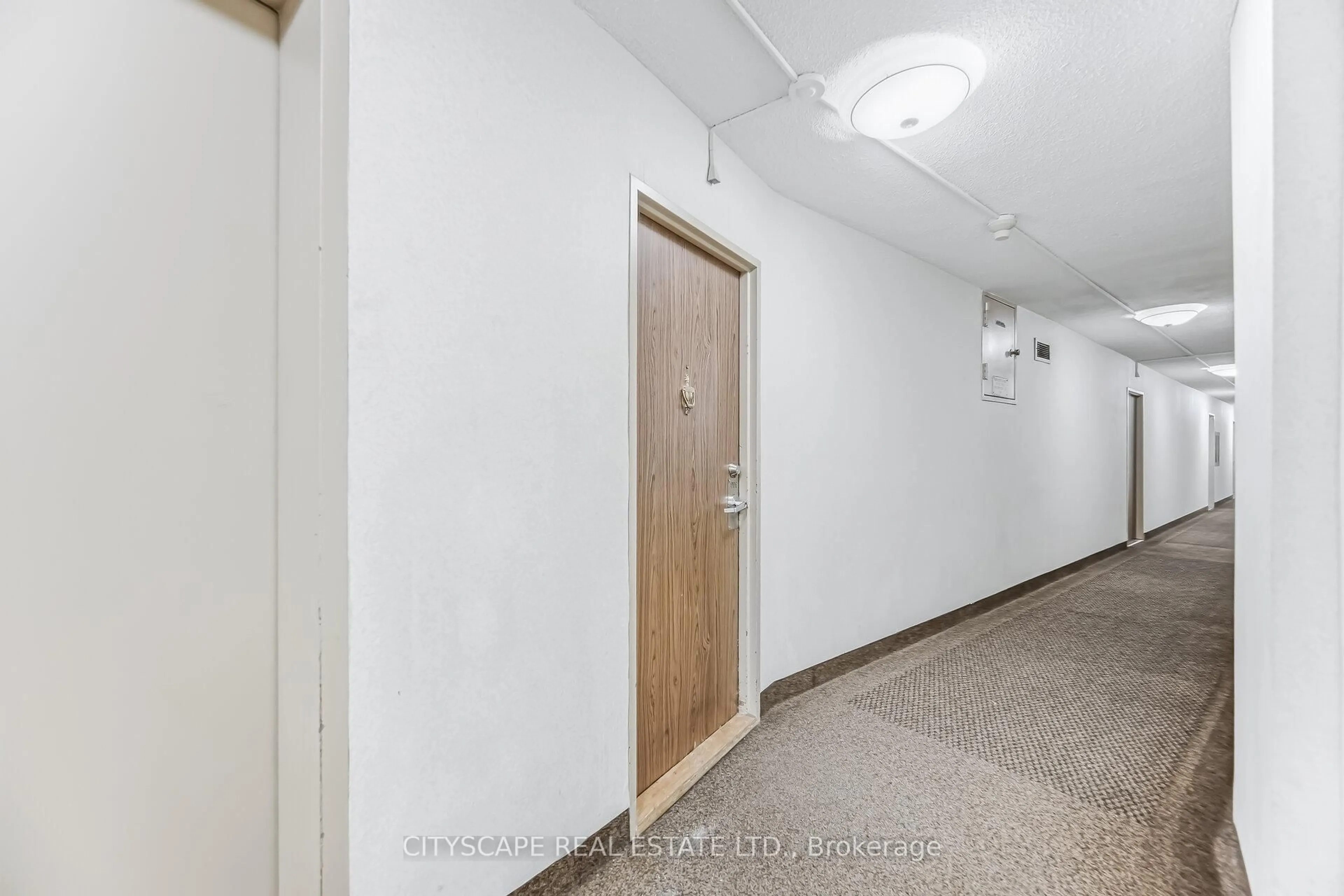 Indoor foyer for 20 Mississauga Valley Blvd #1706, Mississauga Ontario L5A 3S1