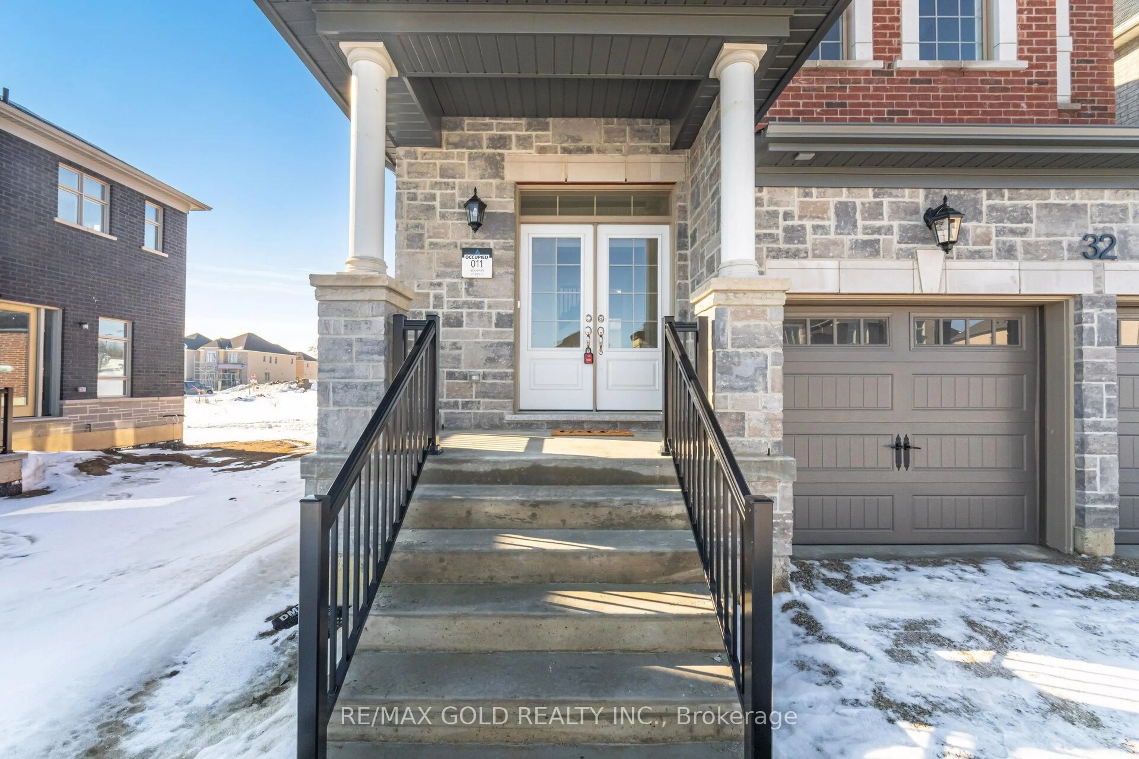 Indoor entryway for 32 Addison St, Caledon Ontario L7C 4N2