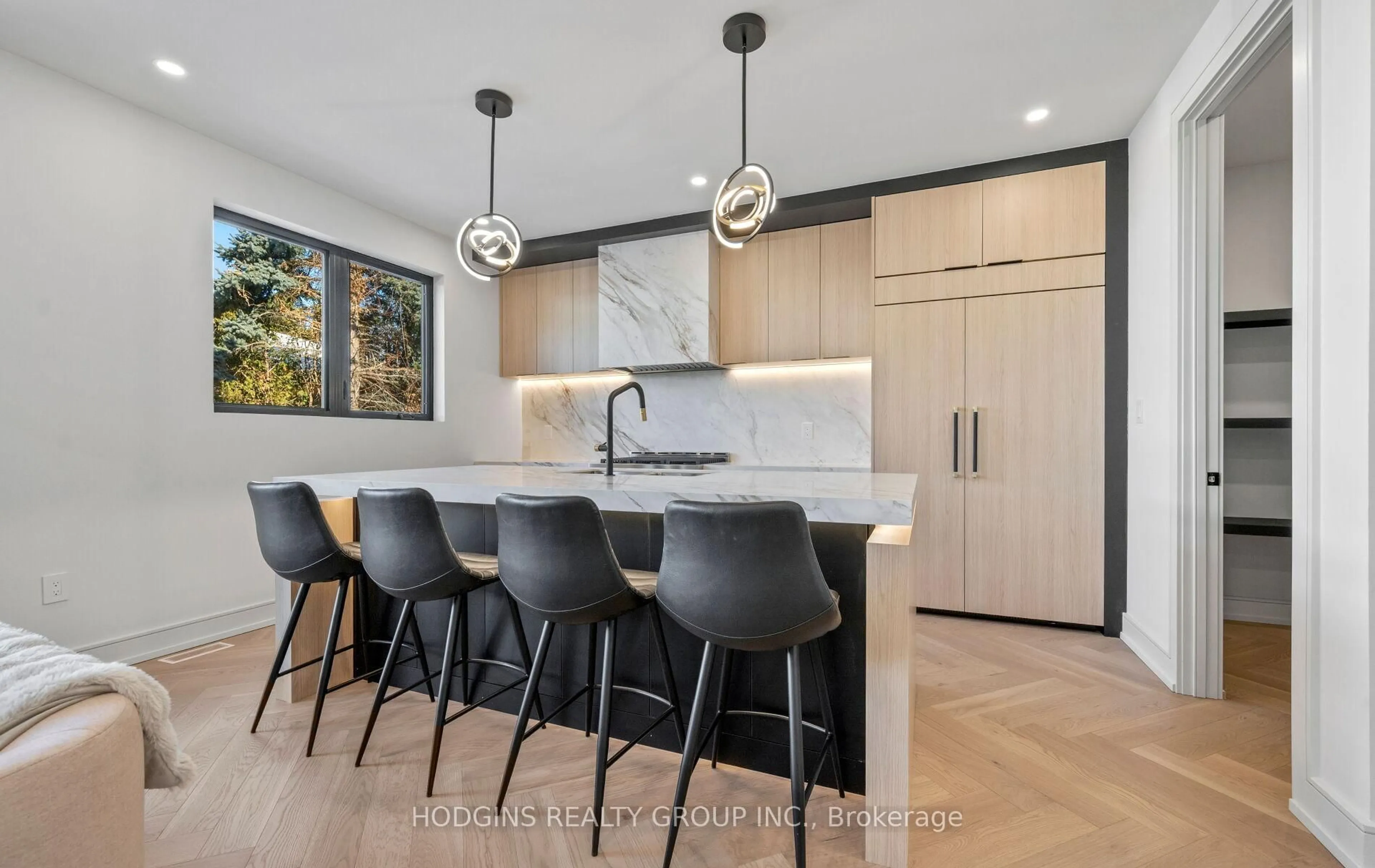 Contemporary kitchen, unknown for 855 Tenth St, Mississauga Ontario L5E 1S7