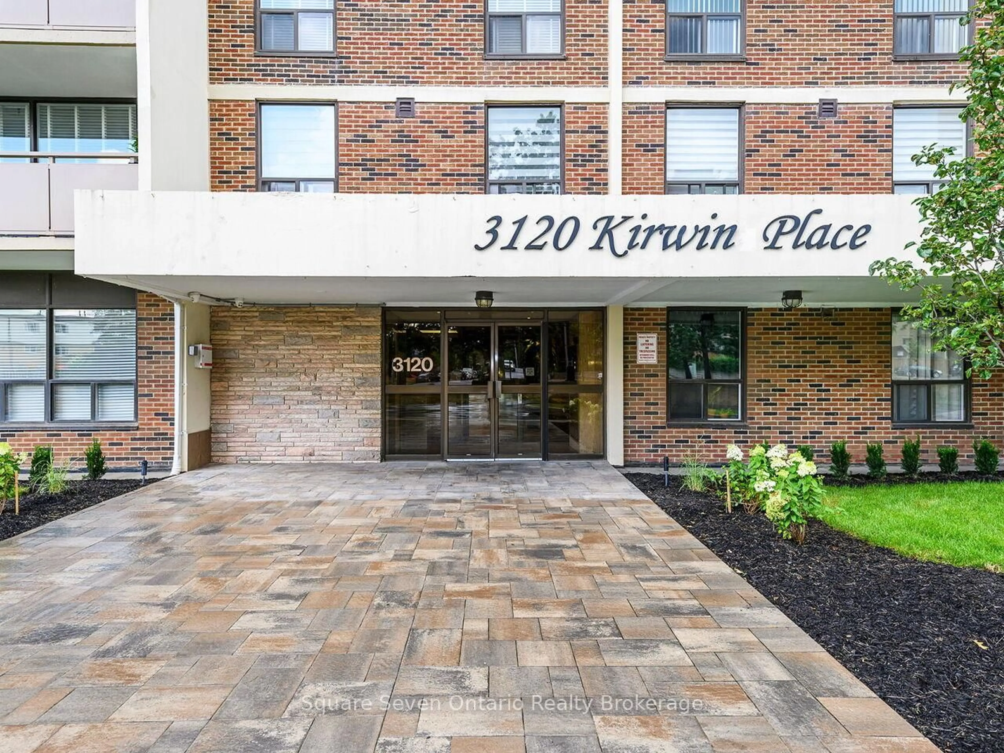 Indoor foyer for 3120 Kirwin Ave #1109, Mississauga Ontario L5A 3R2