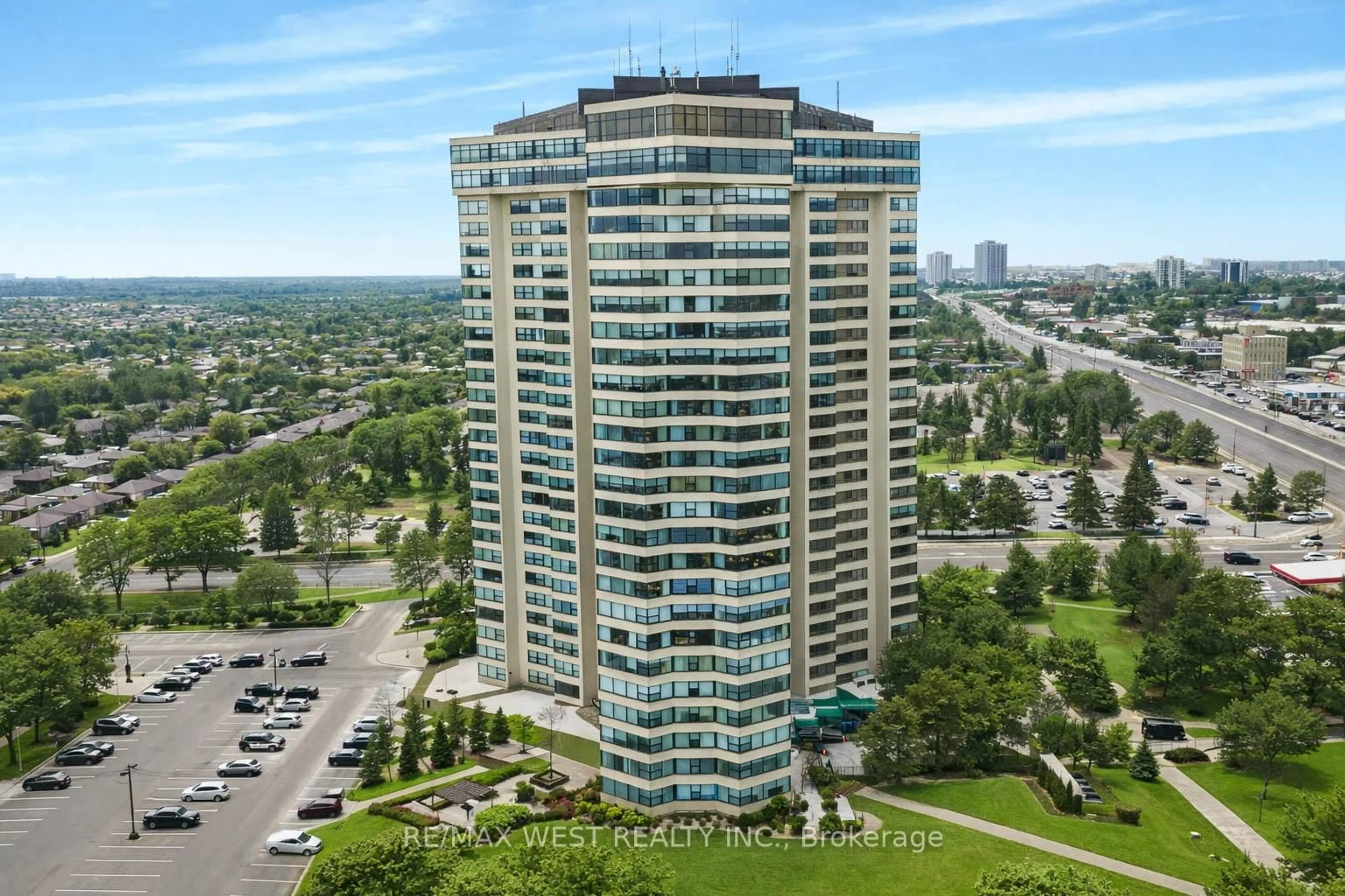 A pic from outside/outdoor area/front of a property/back of a property/a pic from drone, unknown for 1300 Bloor St #1012, Mississauga Ontario L4Y 3Z2