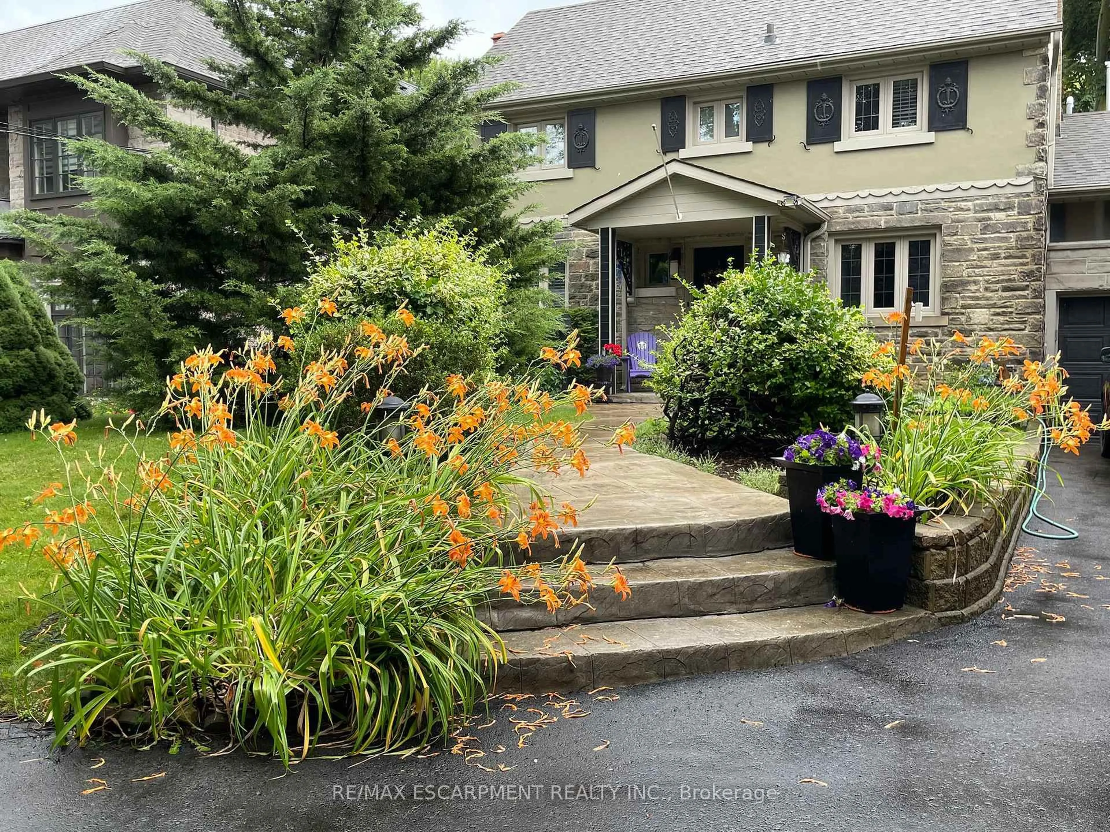 Indoor entryway for 104 Cumberland Dr, Mississauga Ontario L5G 3M8