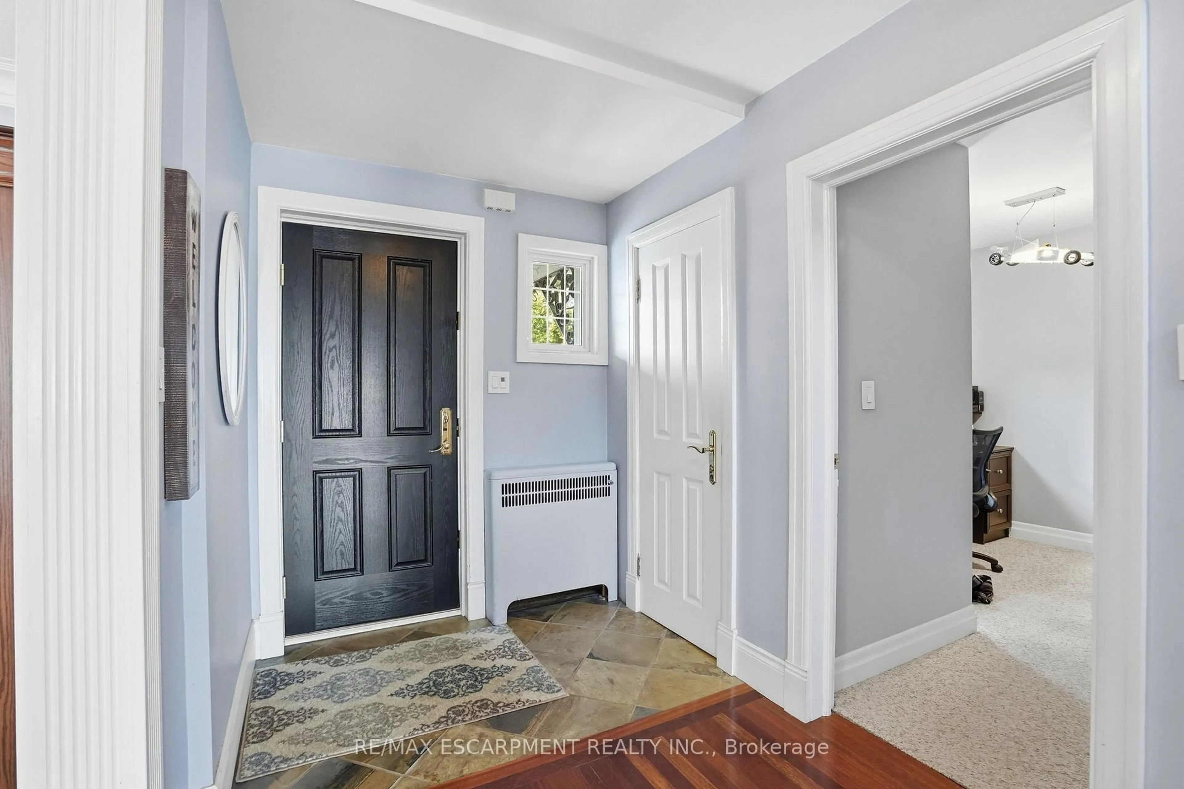 Indoor entryway for 104 Cumberland Dr, Mississauga Ontario L5G 3M8