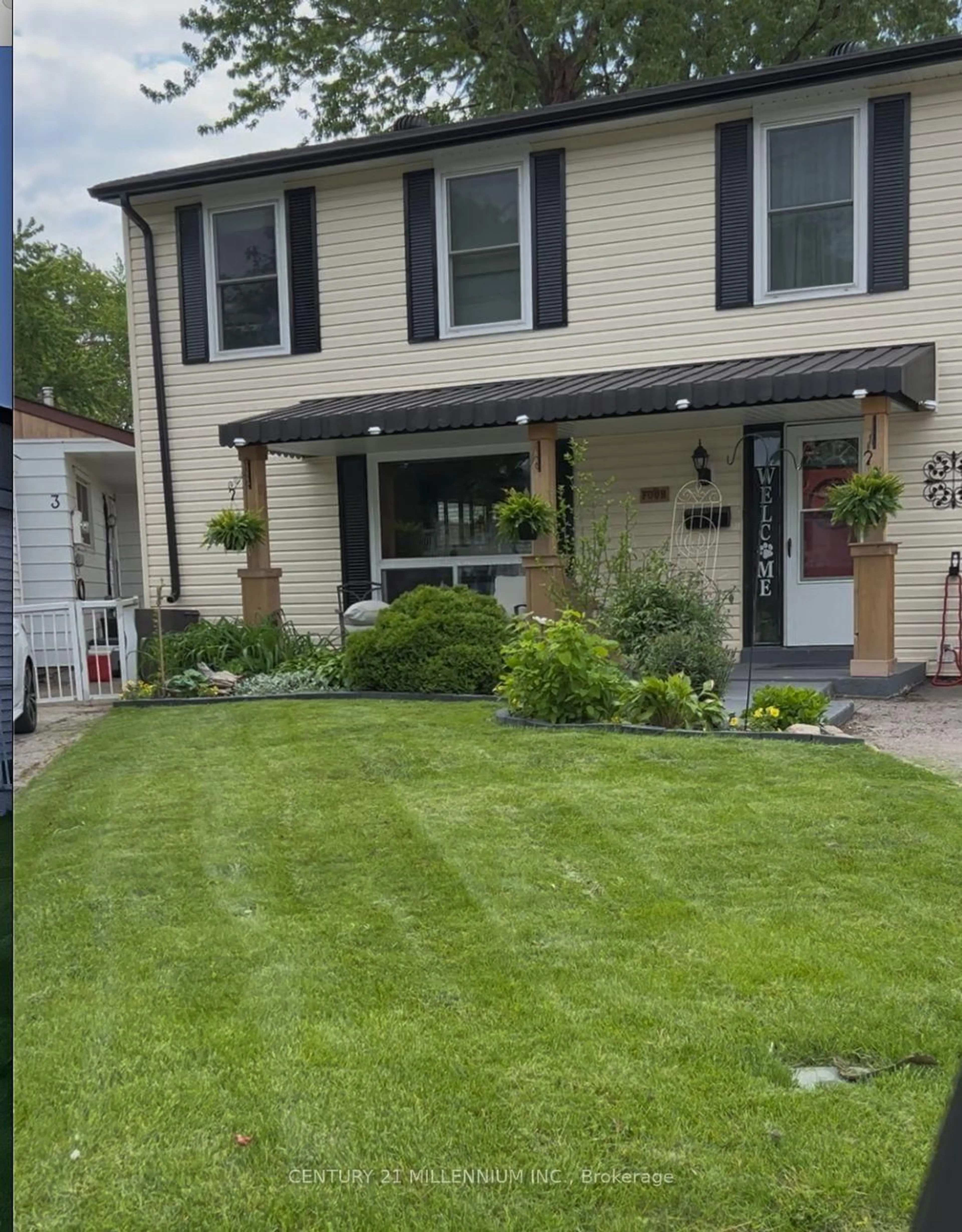 Home with vinyl exterior material, street for 4 Heatherside Crt, Brampton Ontario L6S 1N9